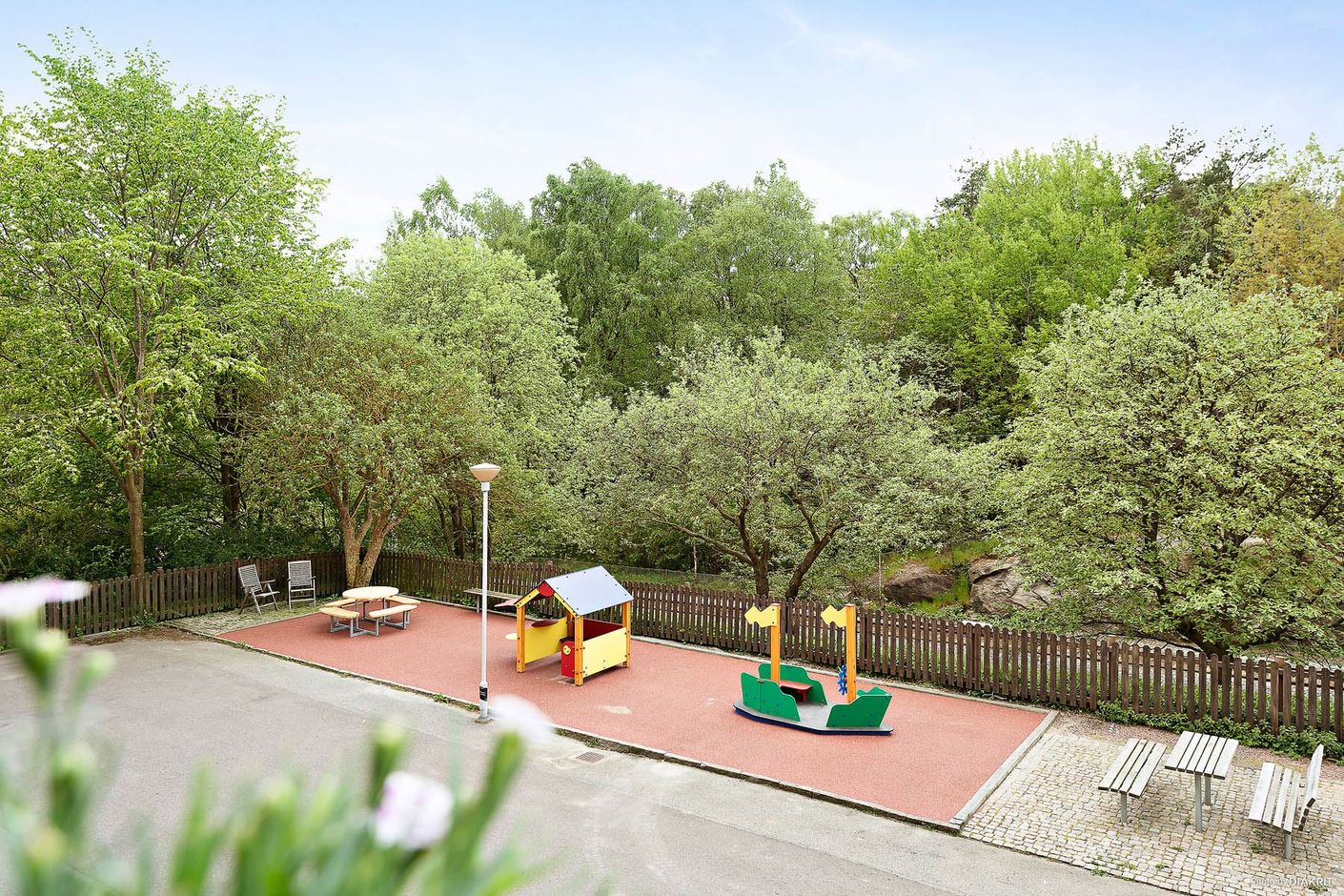 Lekplatsen ni ser från köksfönstret