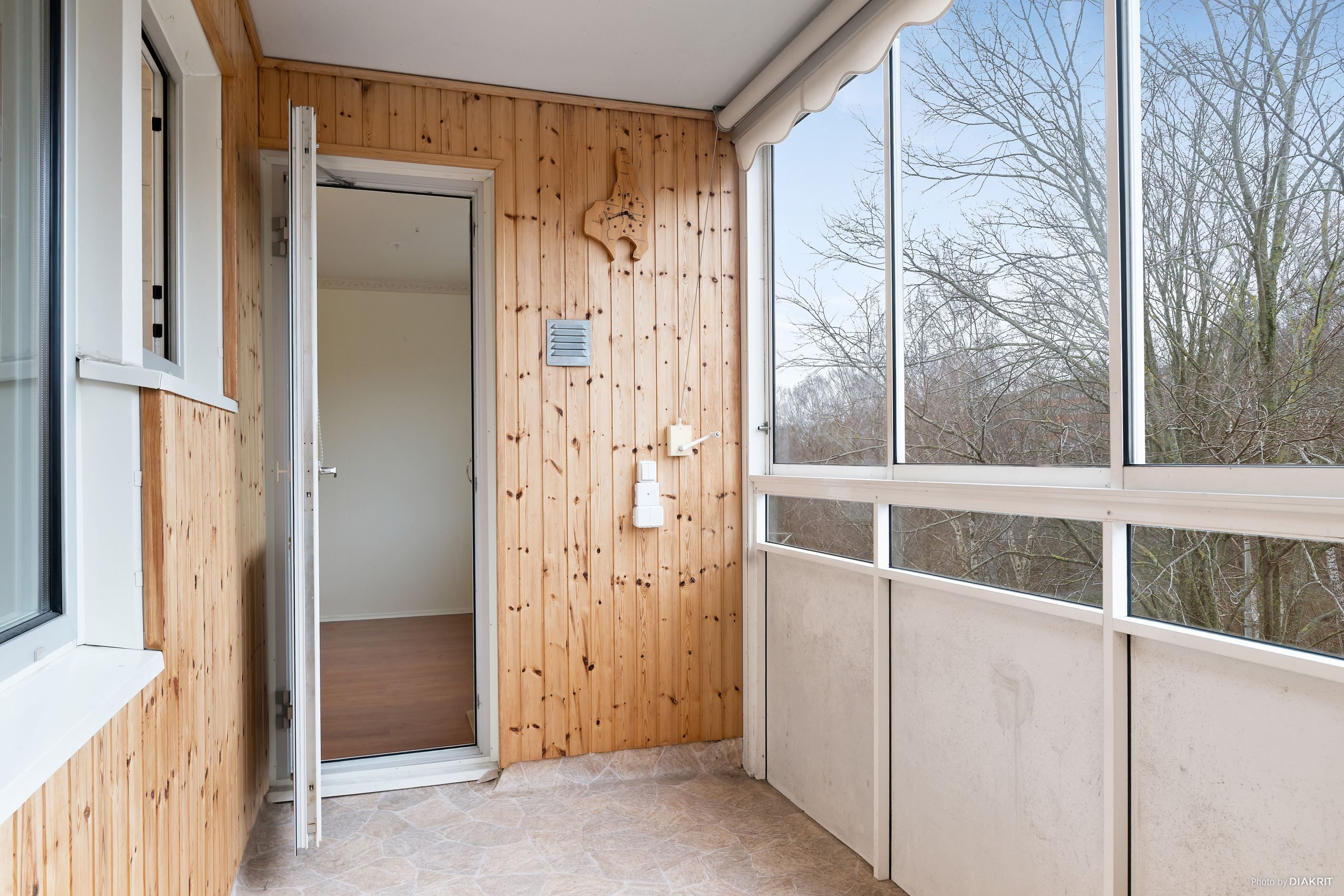 Inglasad balkong med kvällssol