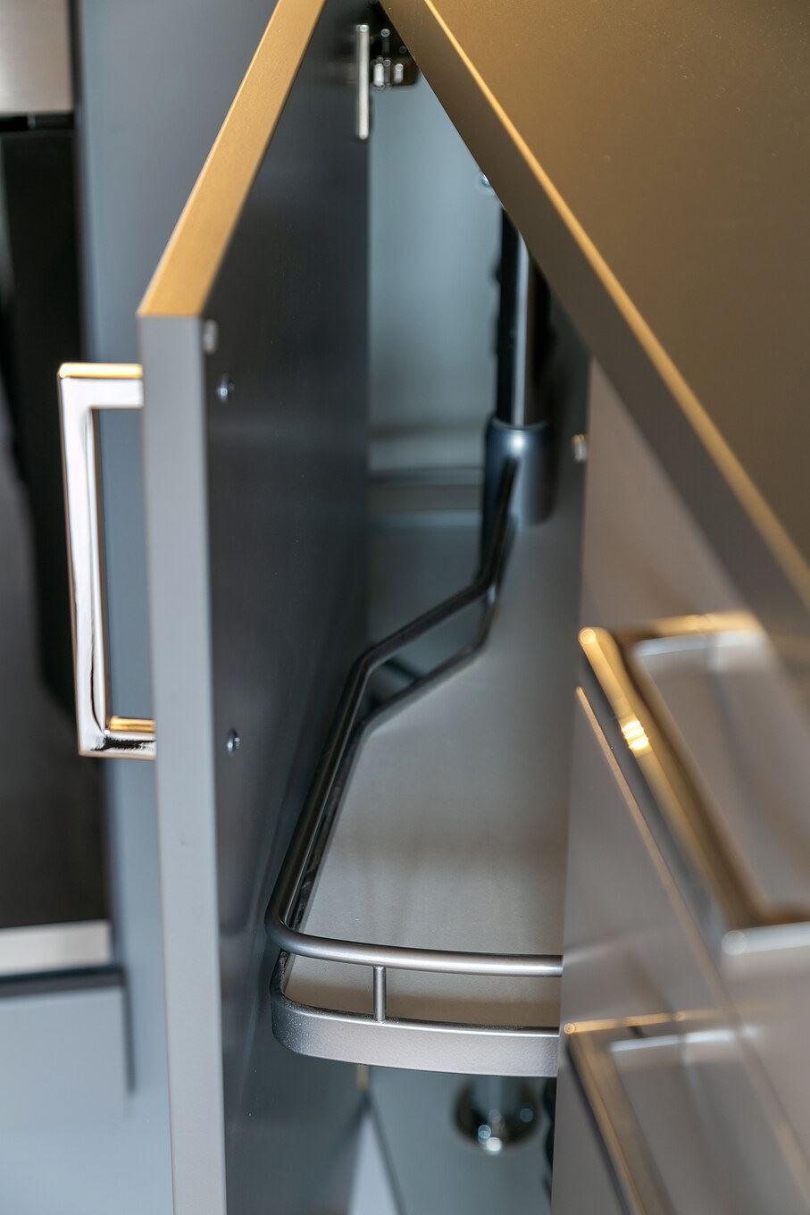 Mycket välplanerat kök med praktisk förvaring