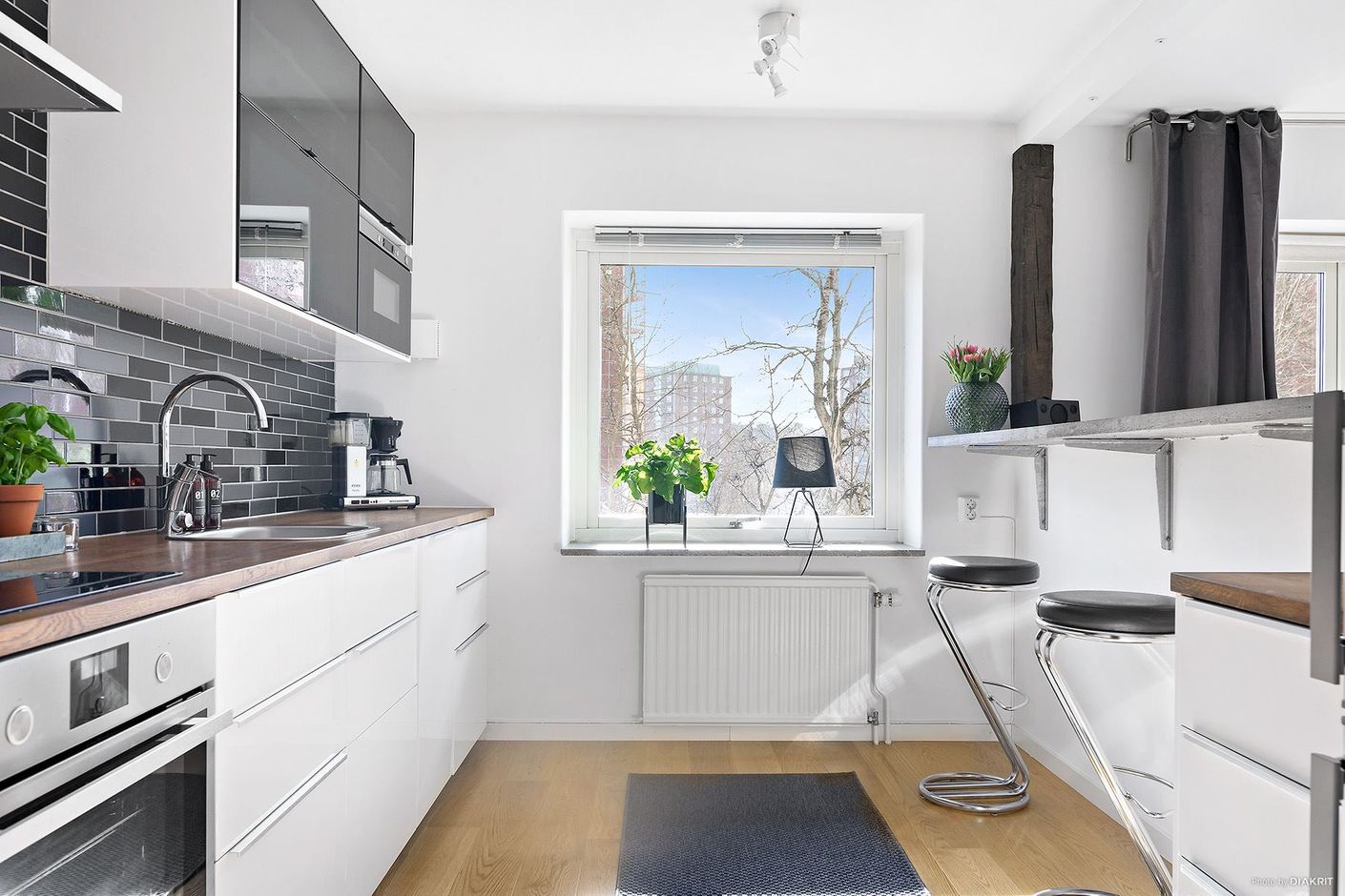 Renoverat kök med bardisk i betong.