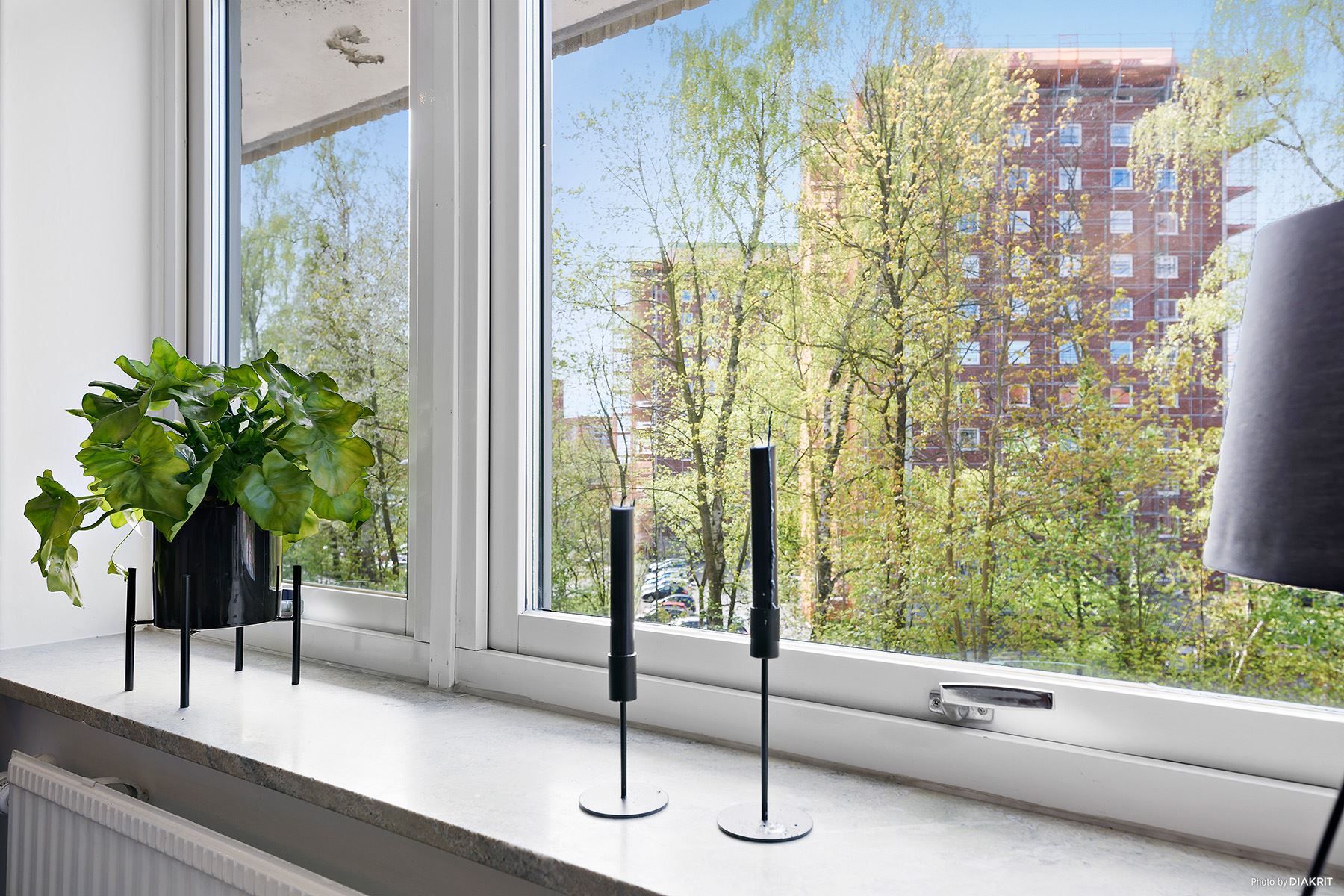 Stora fönster mot omgivningarna.