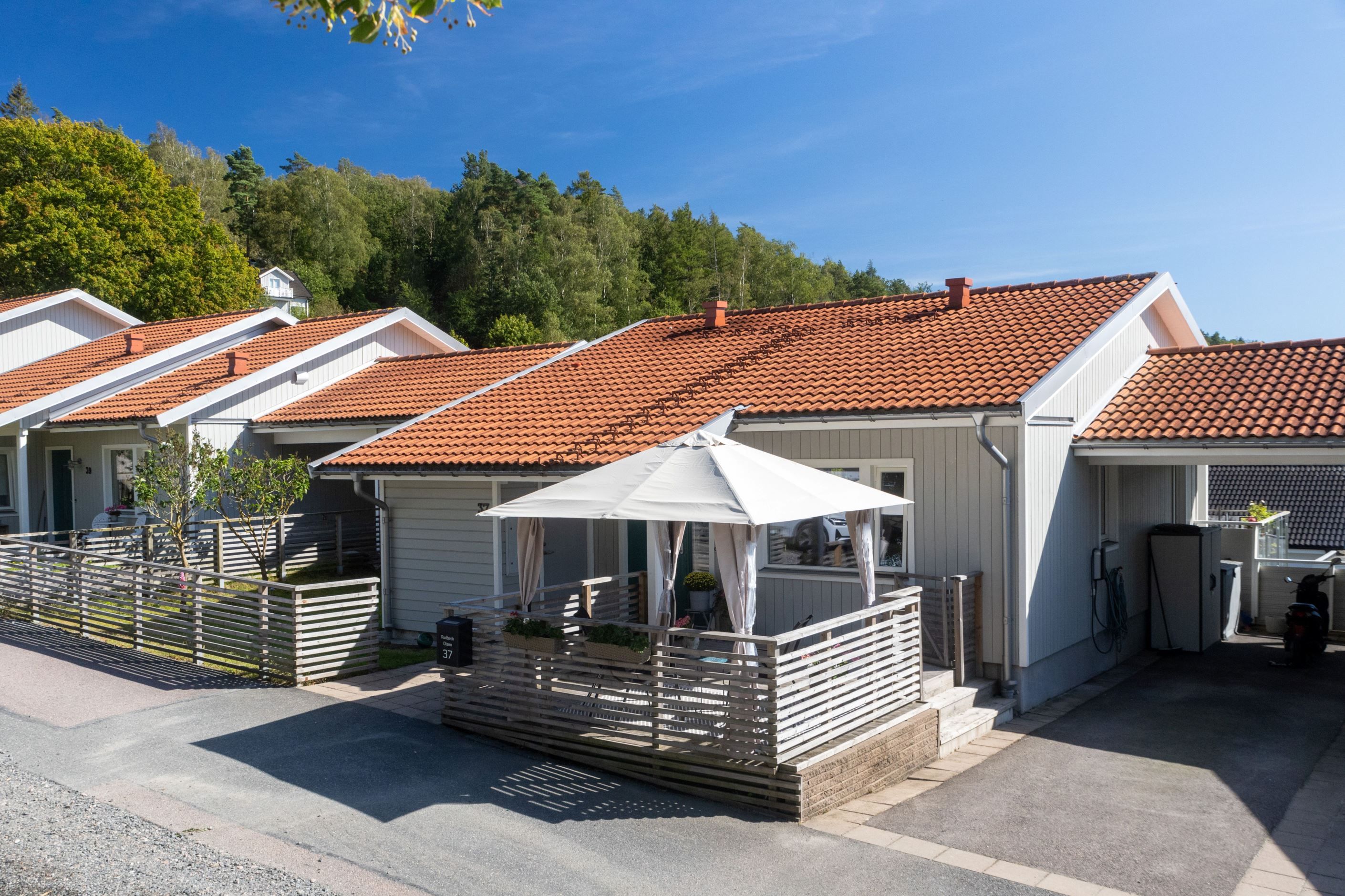 Framsida med altan och carport.