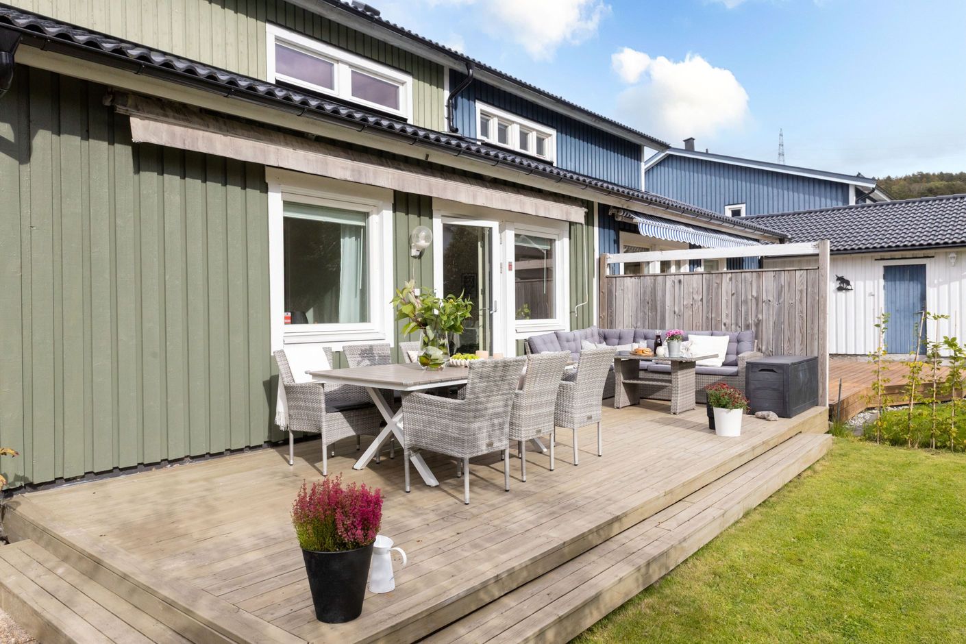 Fin altan och uteplats i bästa solläge. Plats för både loungegrupp och matbord.