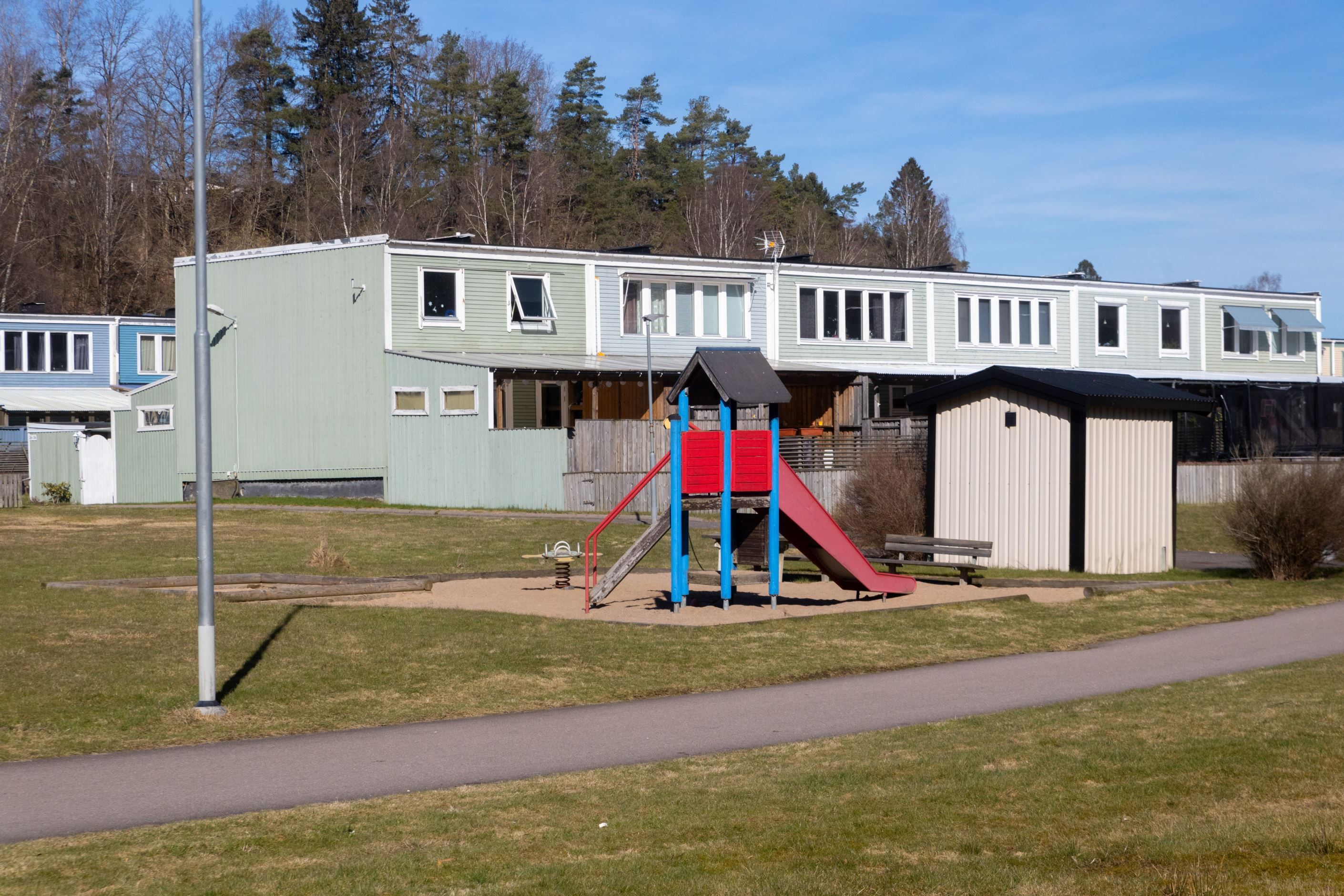 Lekplats ett stenkast från huset.