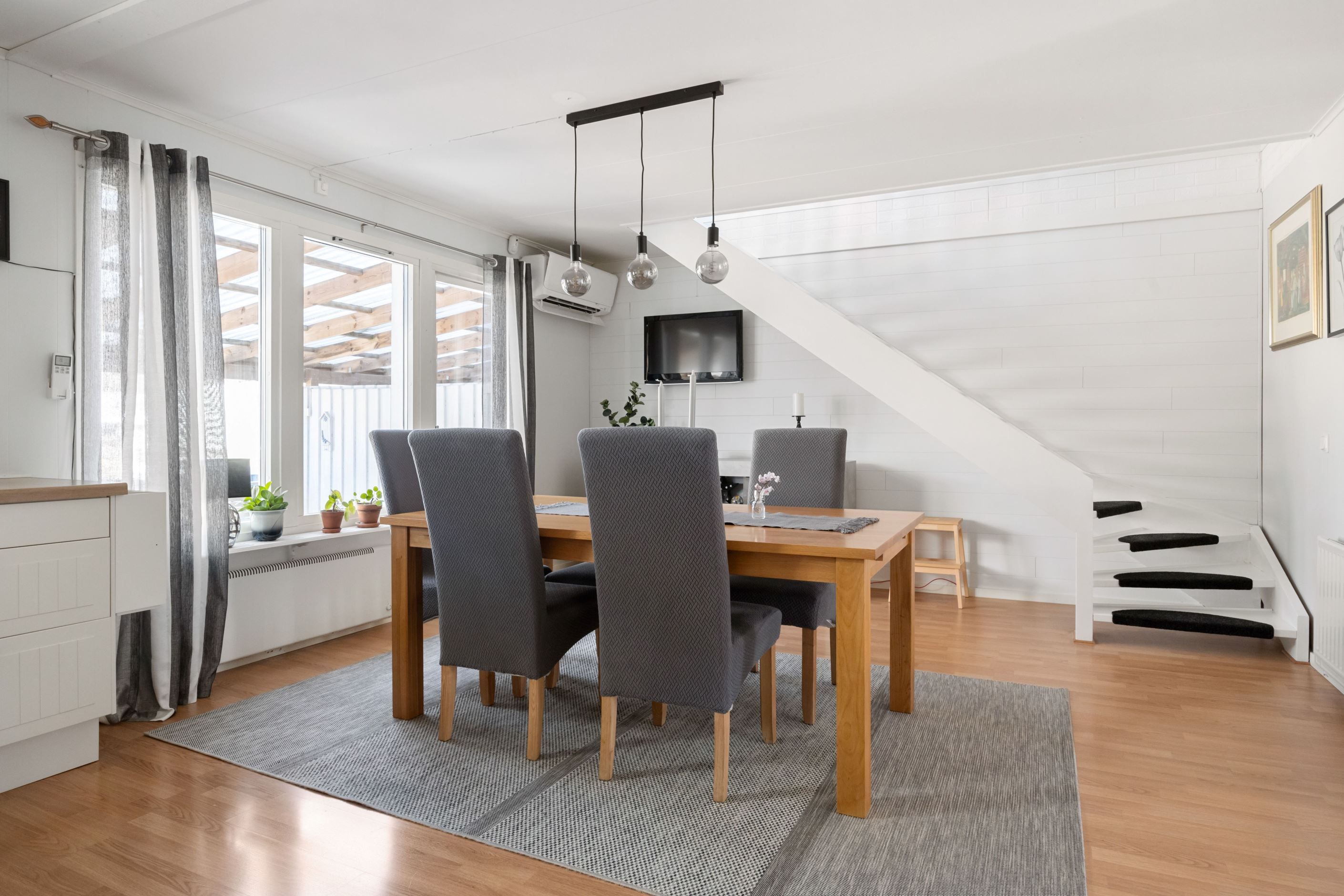 Från kök/matplats leder trappen till övre plan.