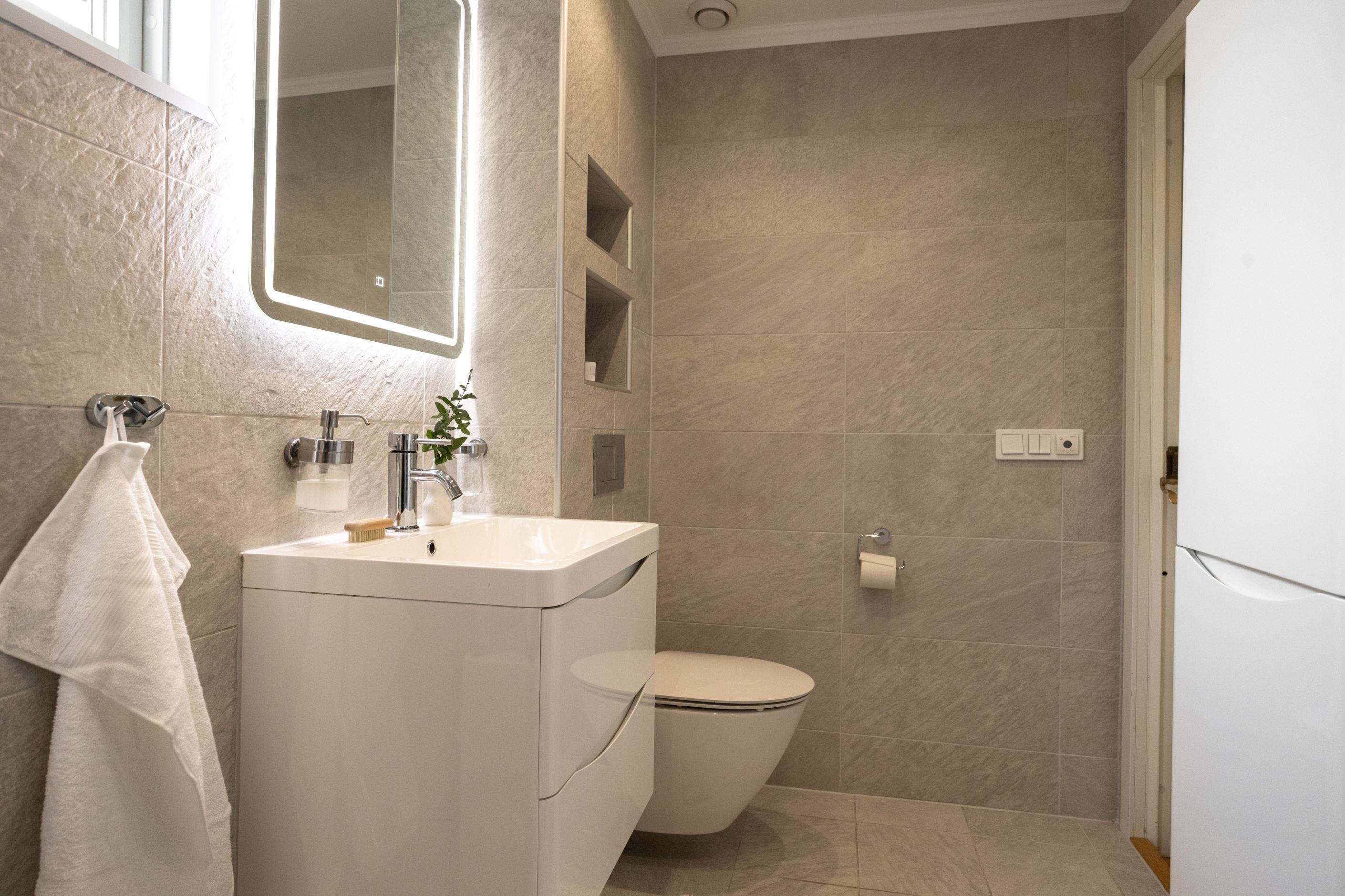 Fräscht helkaklat badrum övre plan.