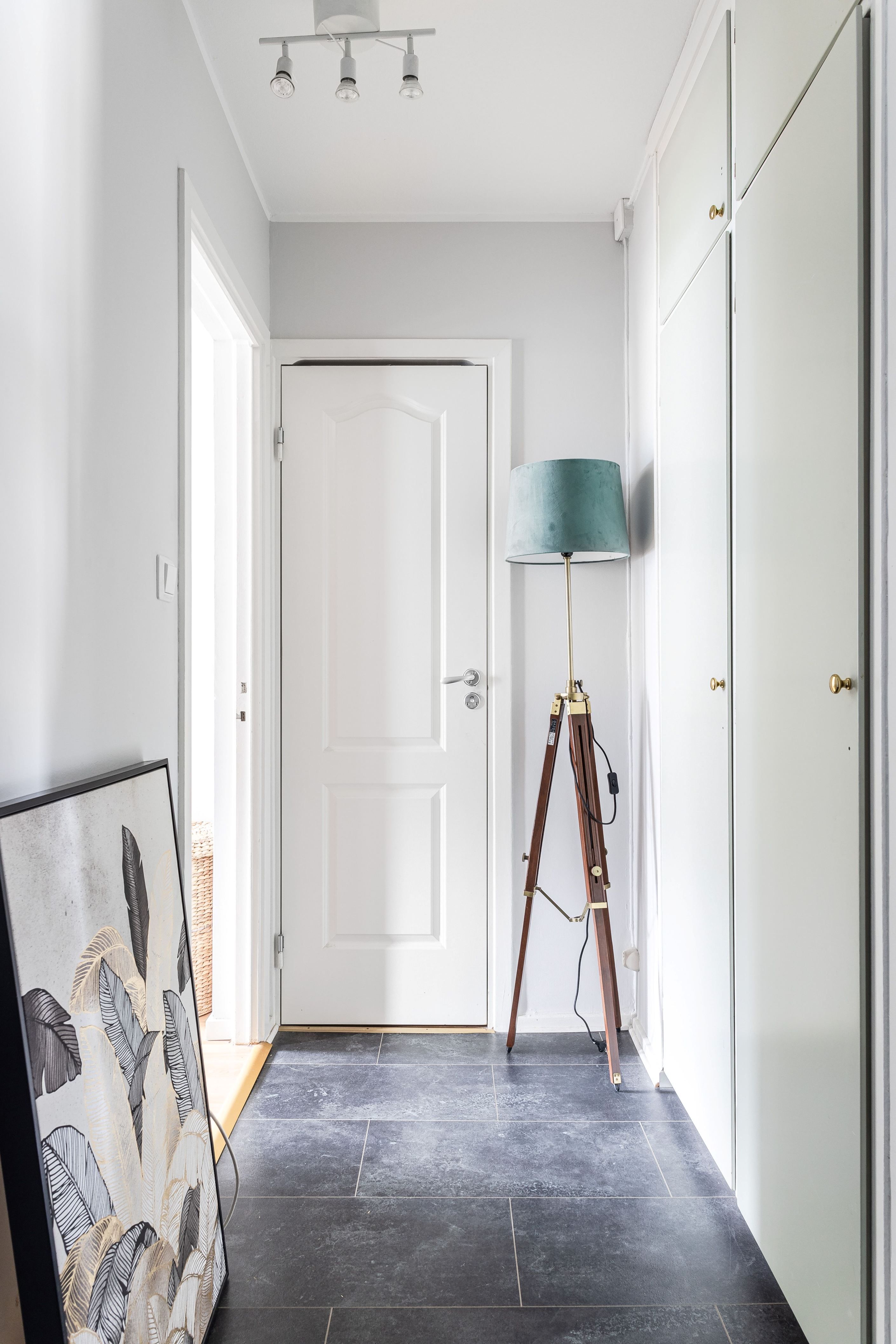 Platsbyggda garderober i hall.