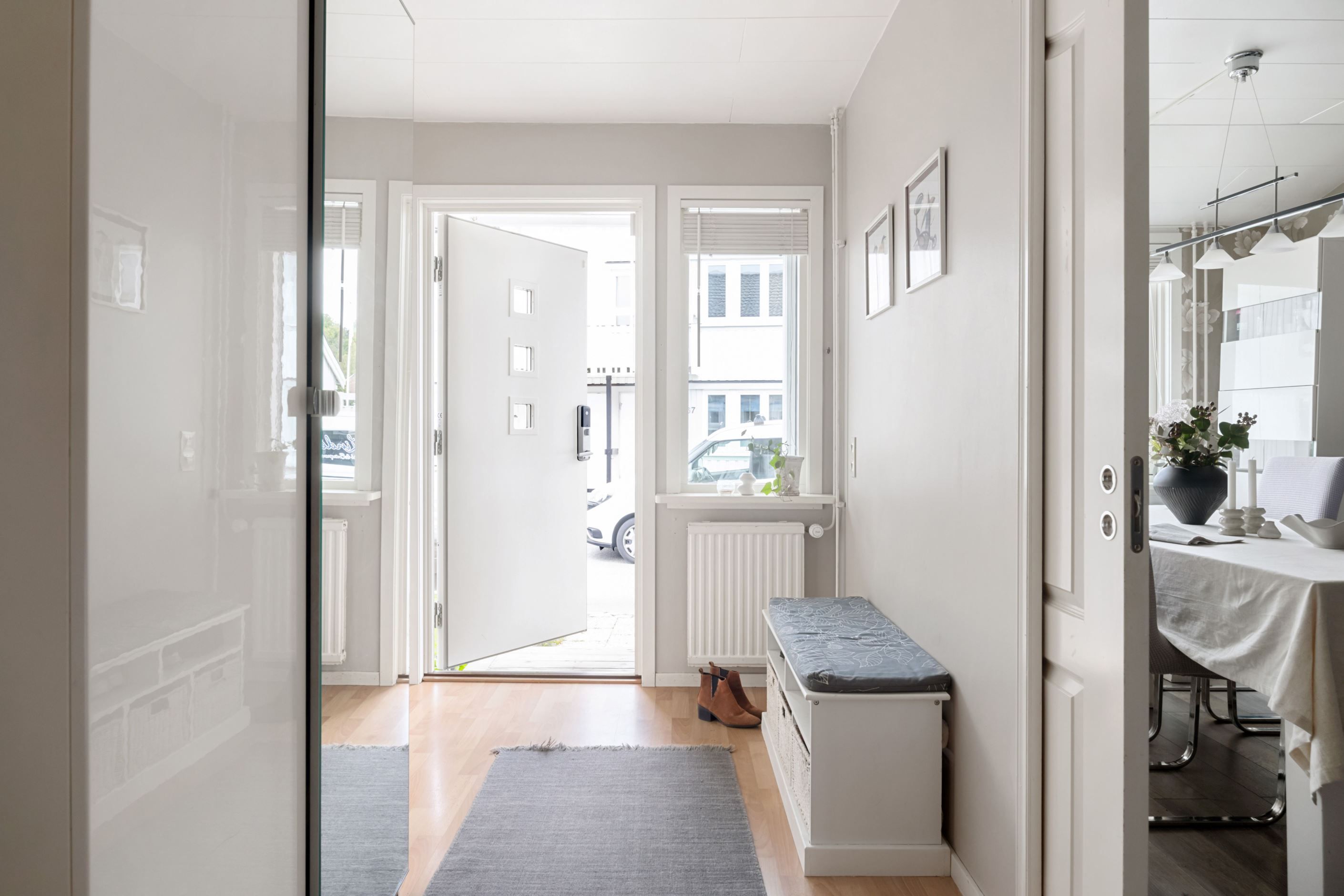 Ljus och fin hall med plats för avhängning.