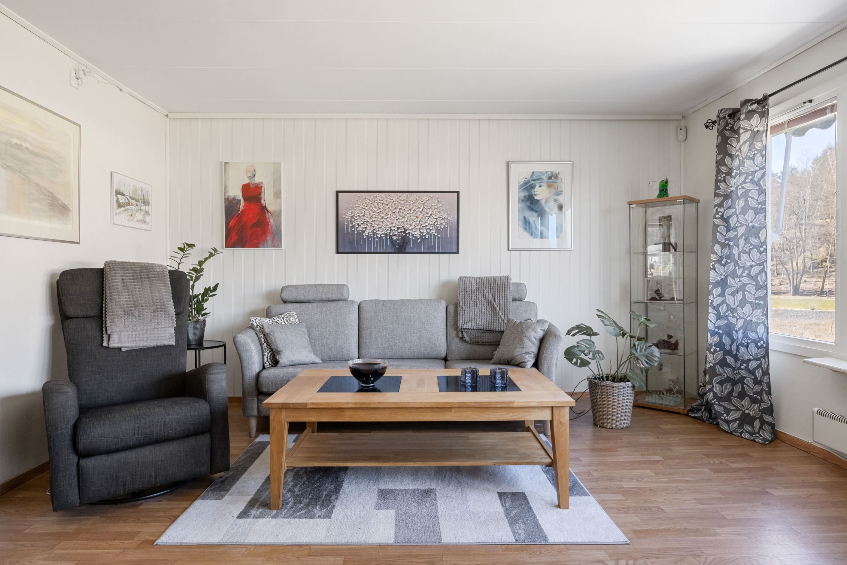 Ljust och fint vardagsrum övre plan.