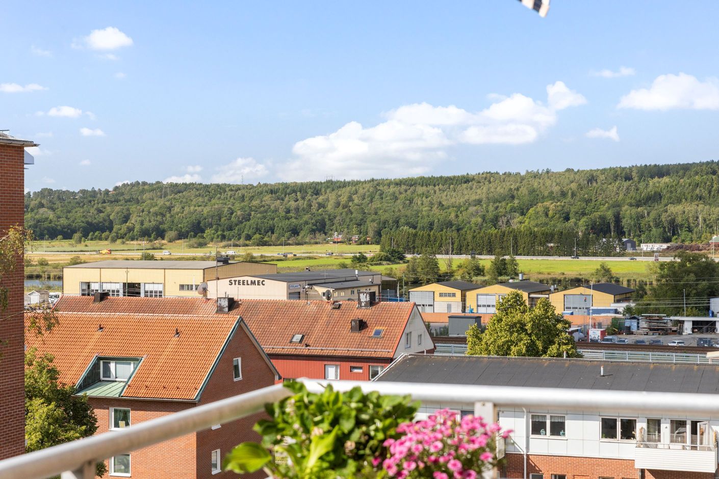 Vacker utsikt över takåsar och bort över Göta älv.