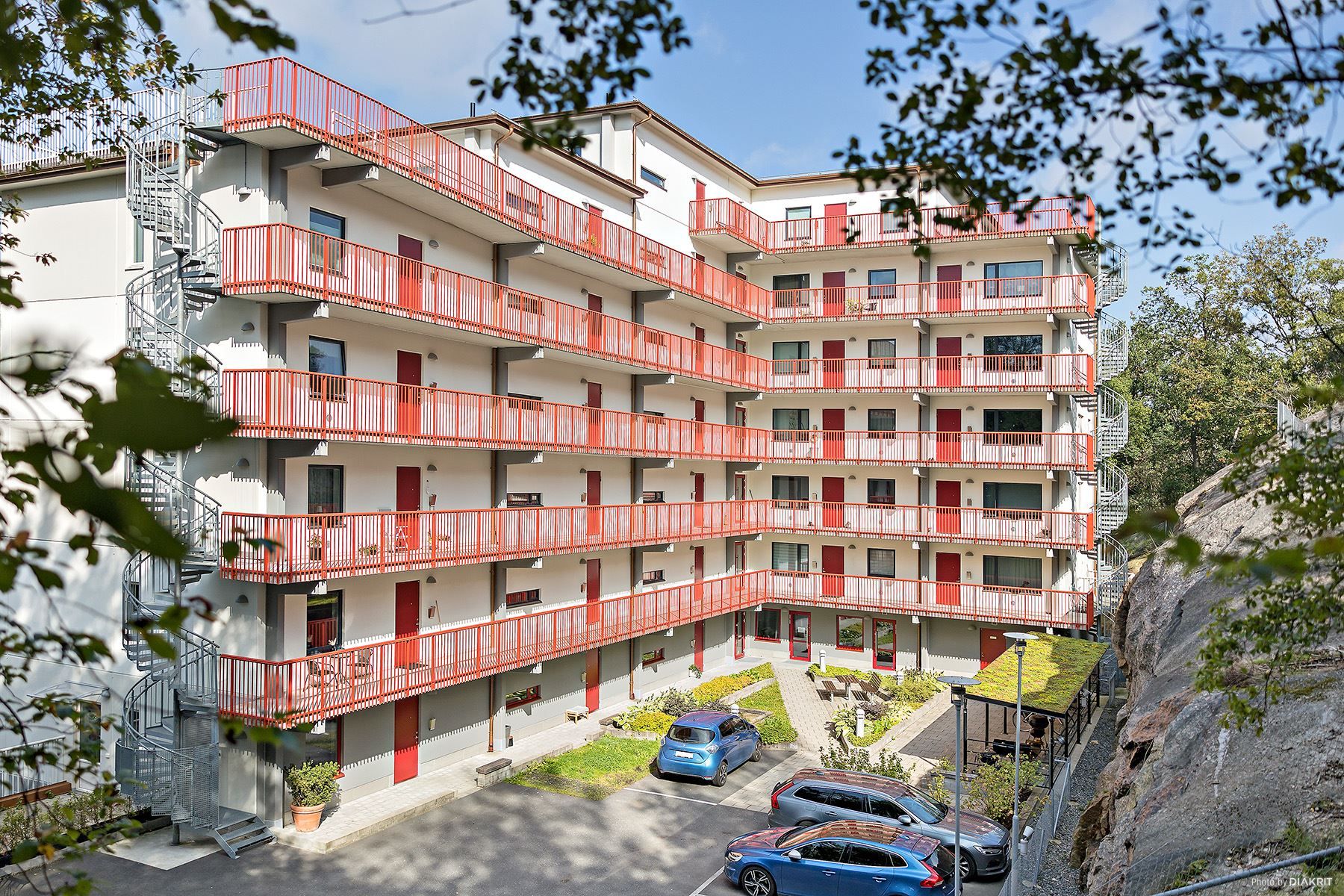 Välskött och skyddad innergård.