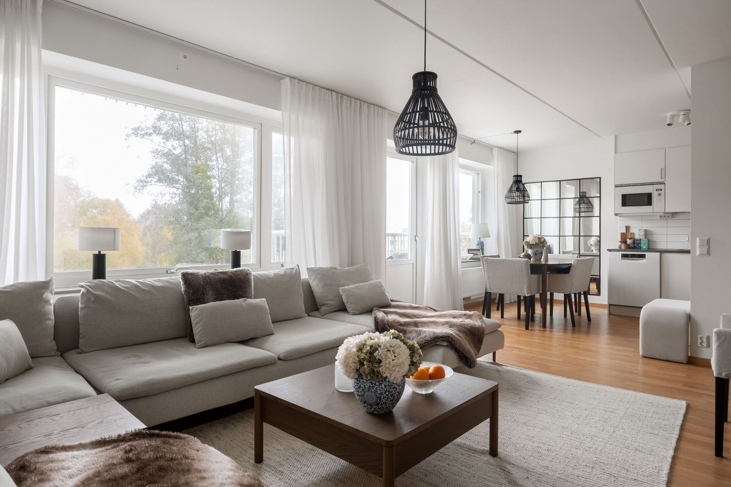 Stort luftigt vardagsrum och kök.