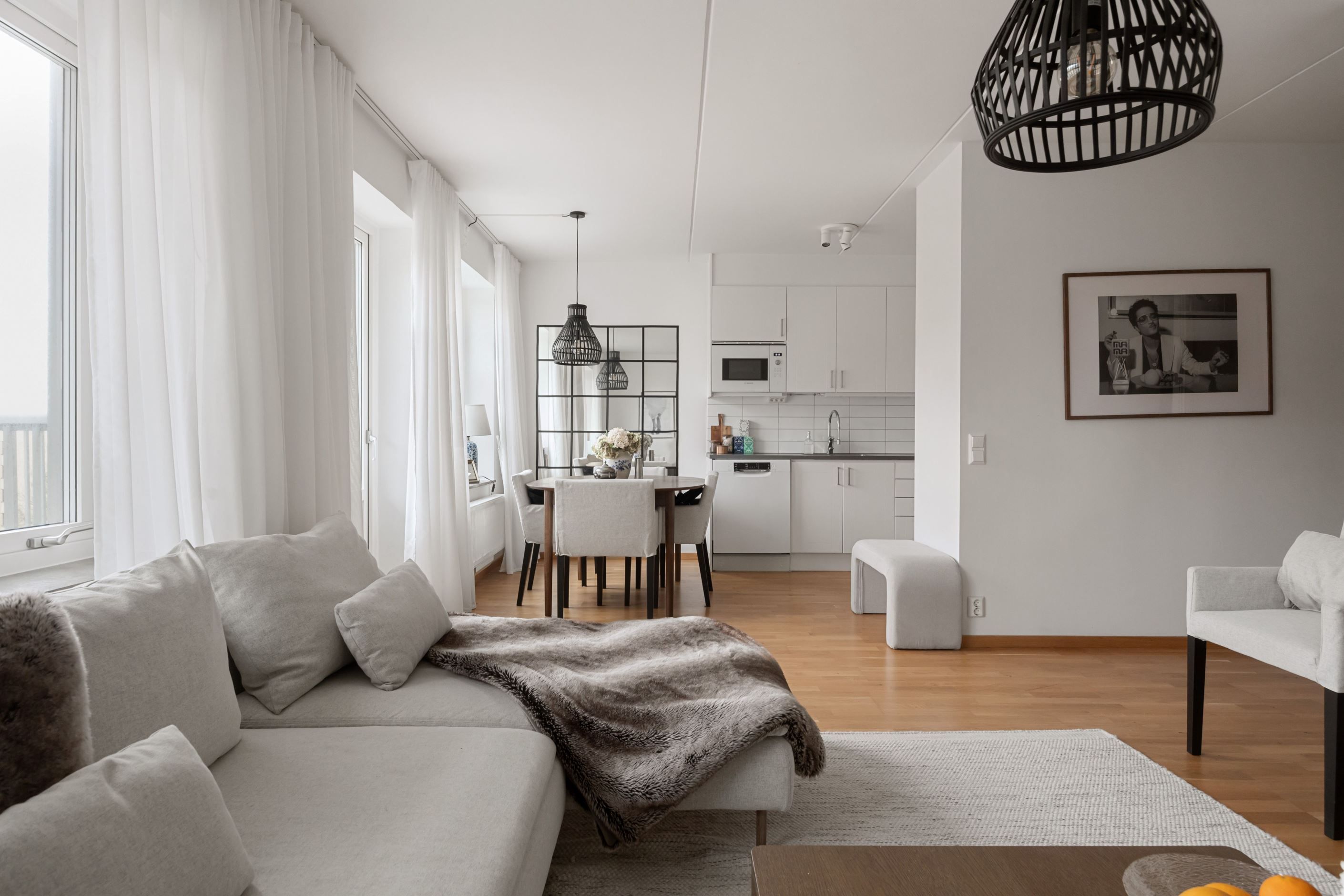 Vy från vardagsrum mot kök.