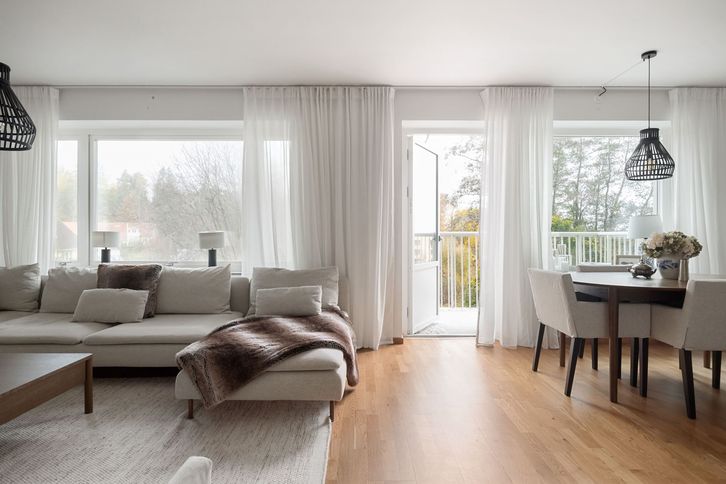 Ljust och fint vardagsrum och kök med utgång till härlig balkong i västerläge.