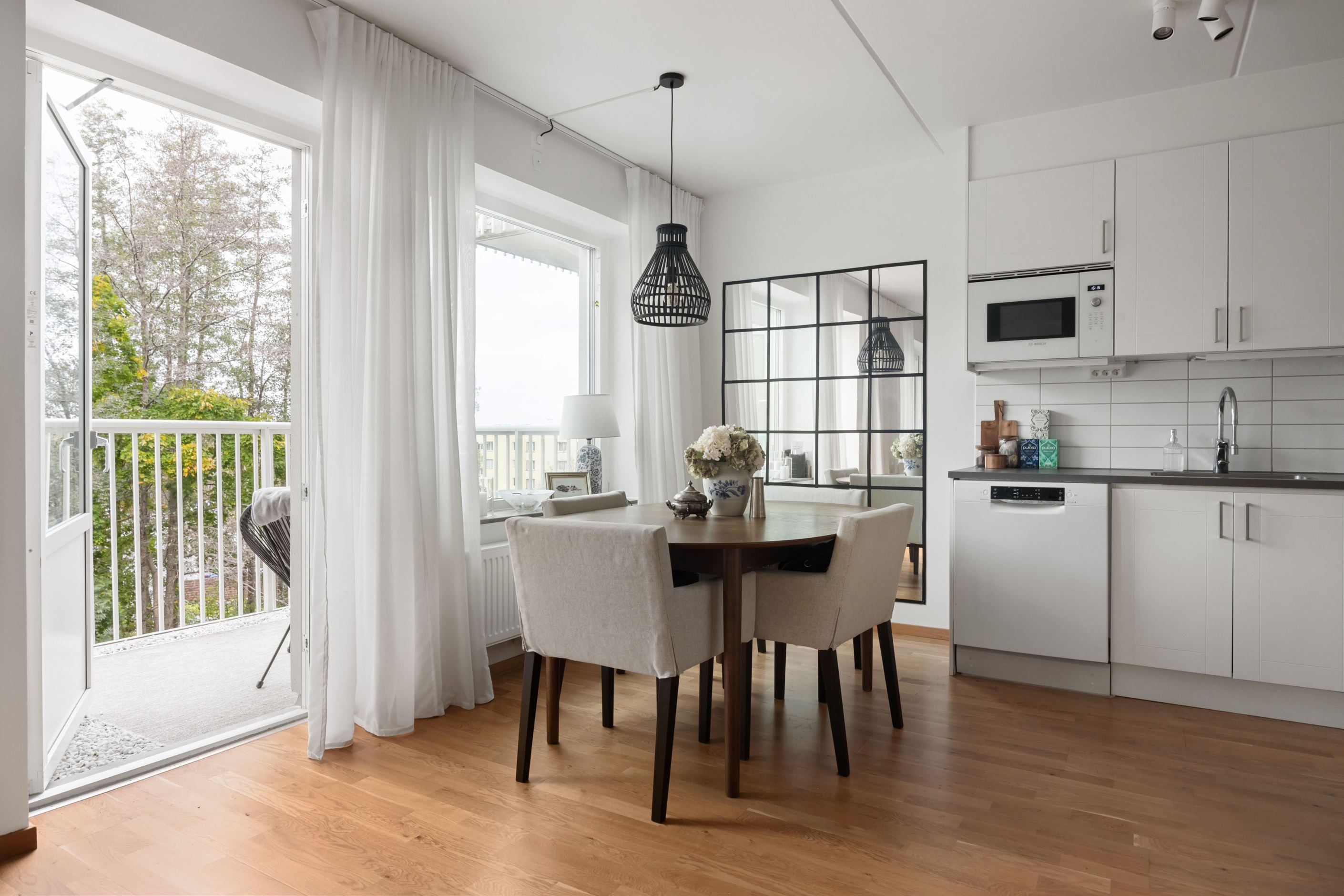 Matplats invid fönster med fin utsikt.