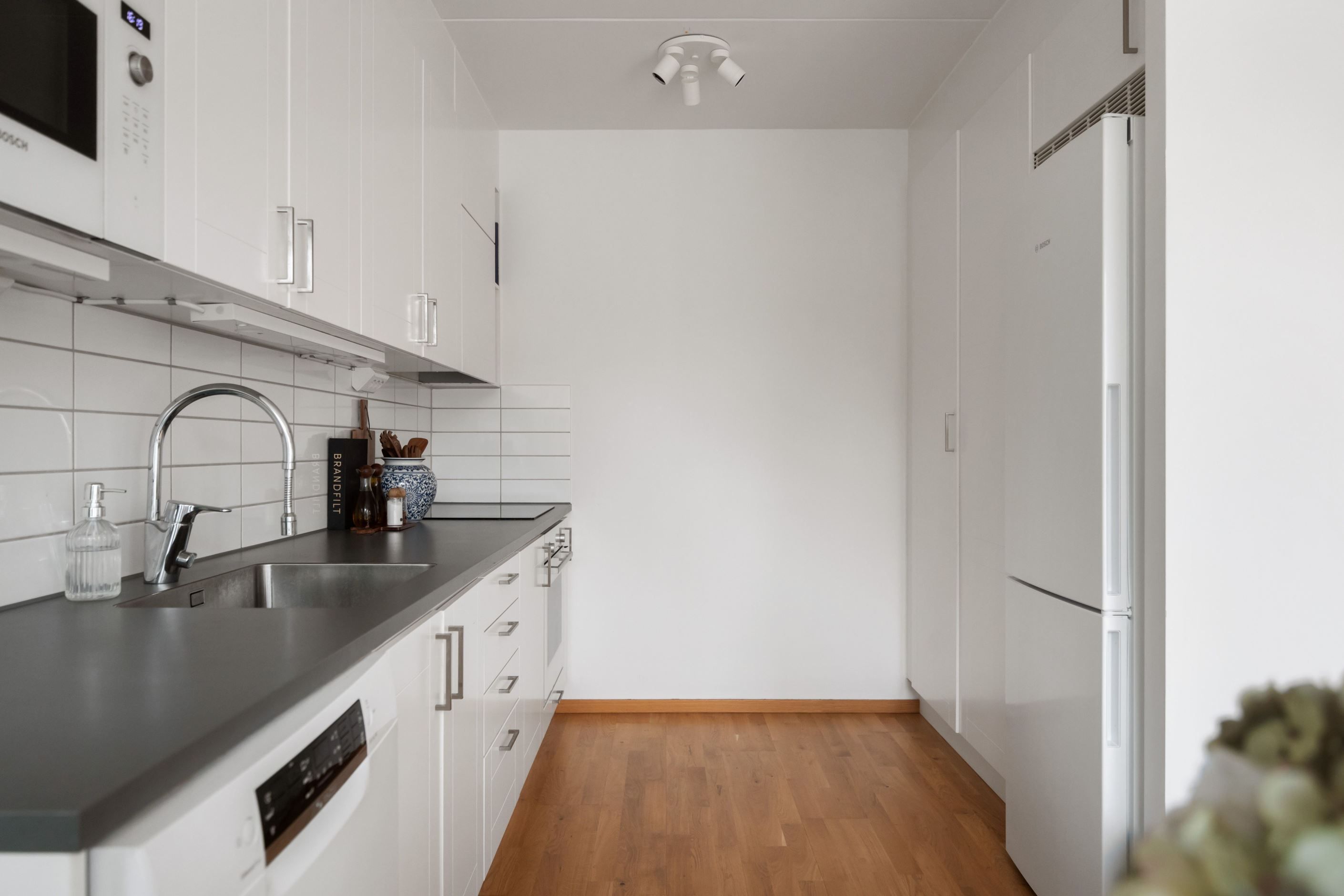 Kök med gott om arbets- och förvaringsyta.