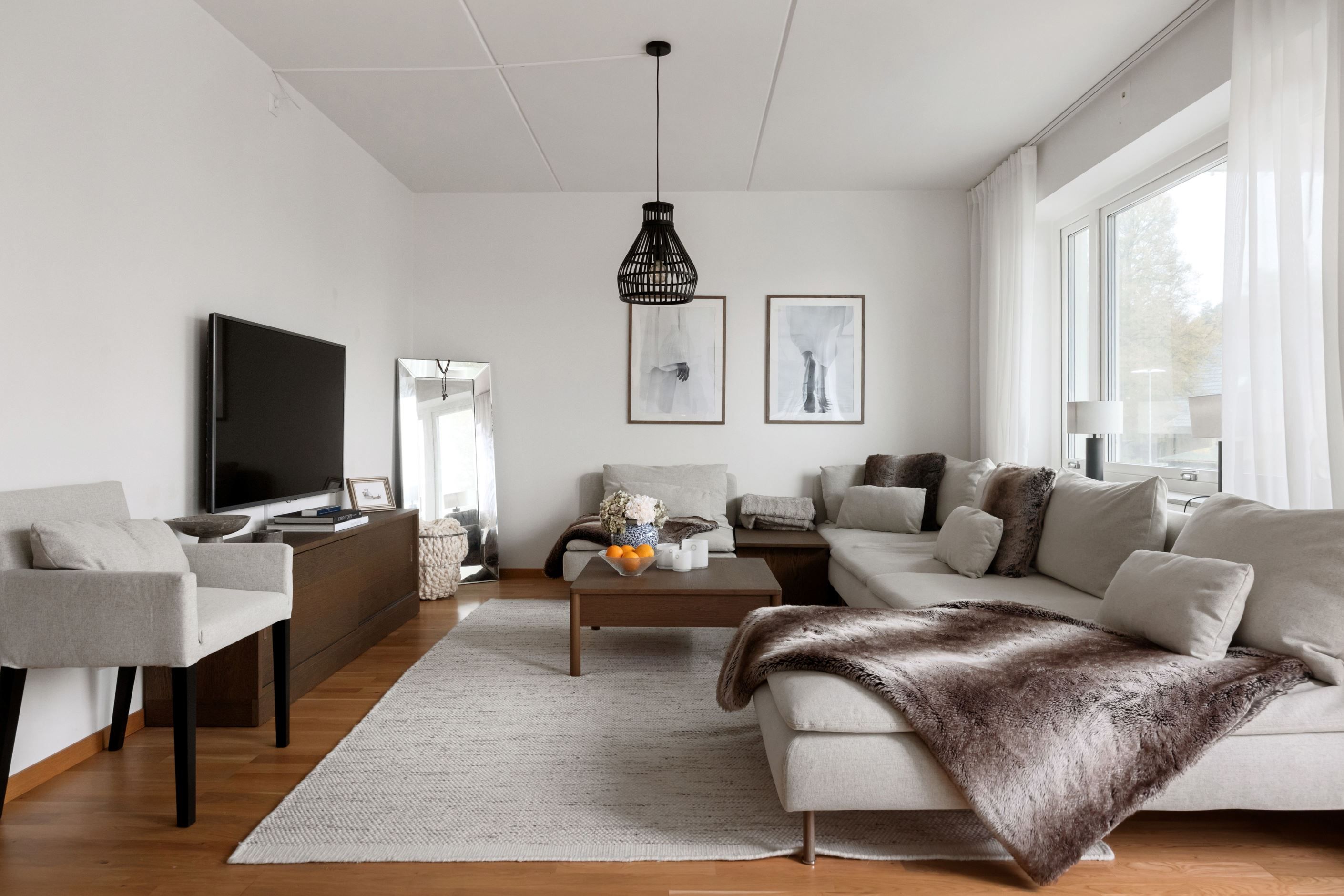 Vardagsrum med plats för större soffgruppen.