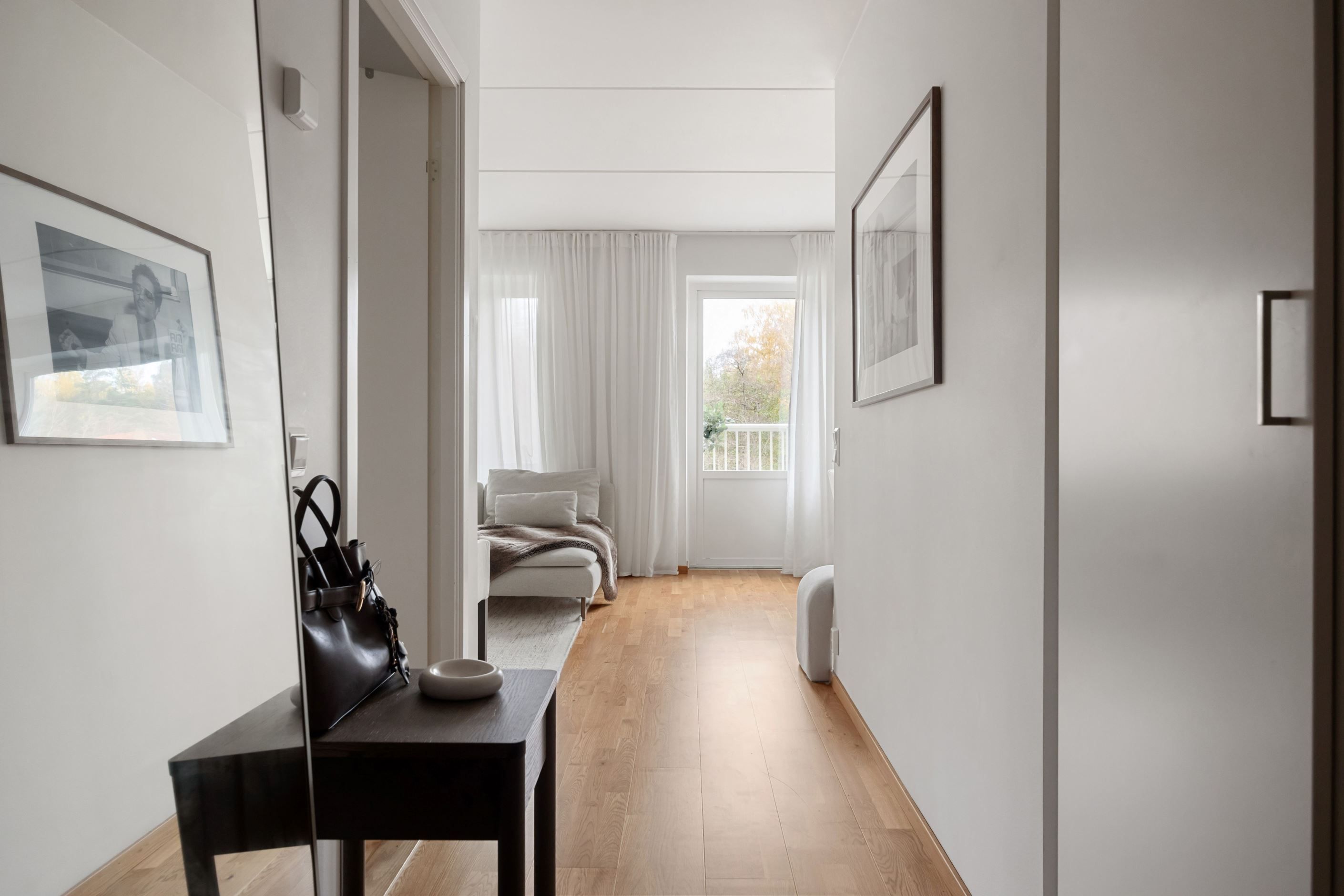 Vy från hall mot vardagsrum.