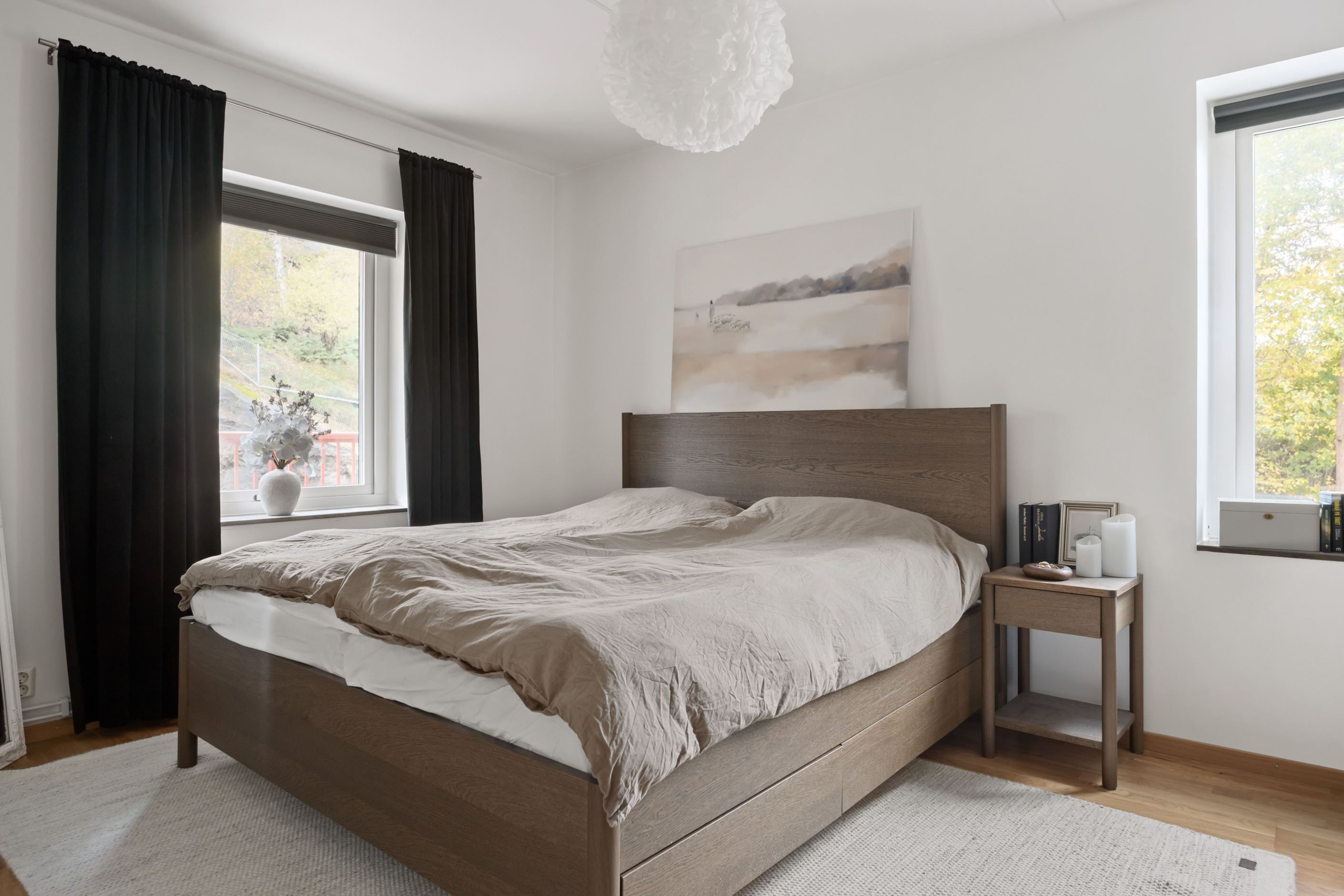 Rymligt sovrum med fönster i två väderstreck.