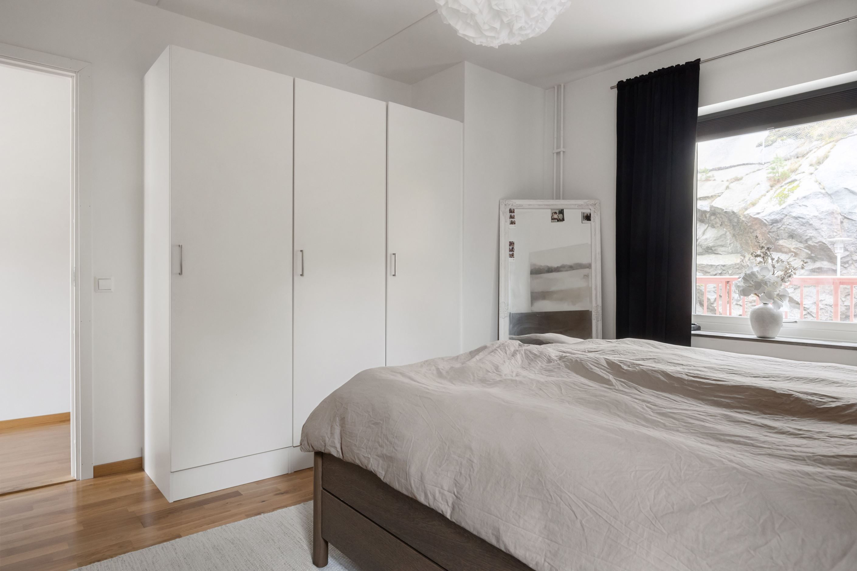 Gott om plats i sovrummets 3 garderober.