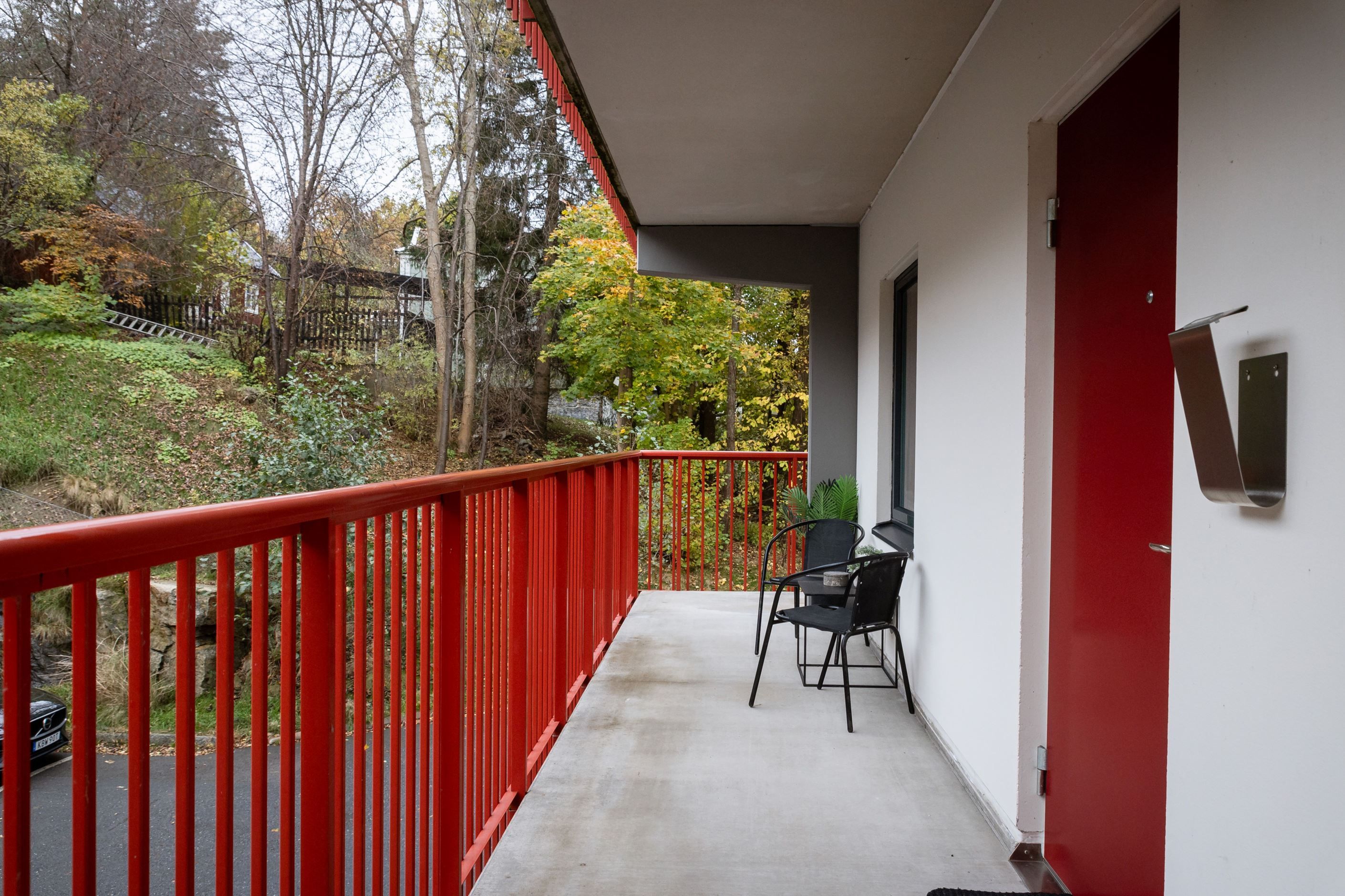 Morgon sol vid entré med plats för caféset!