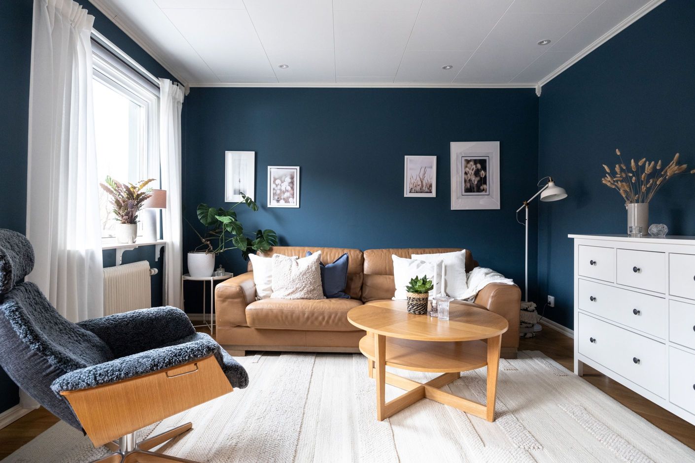 Stilrent och snyggt vardagsrum.