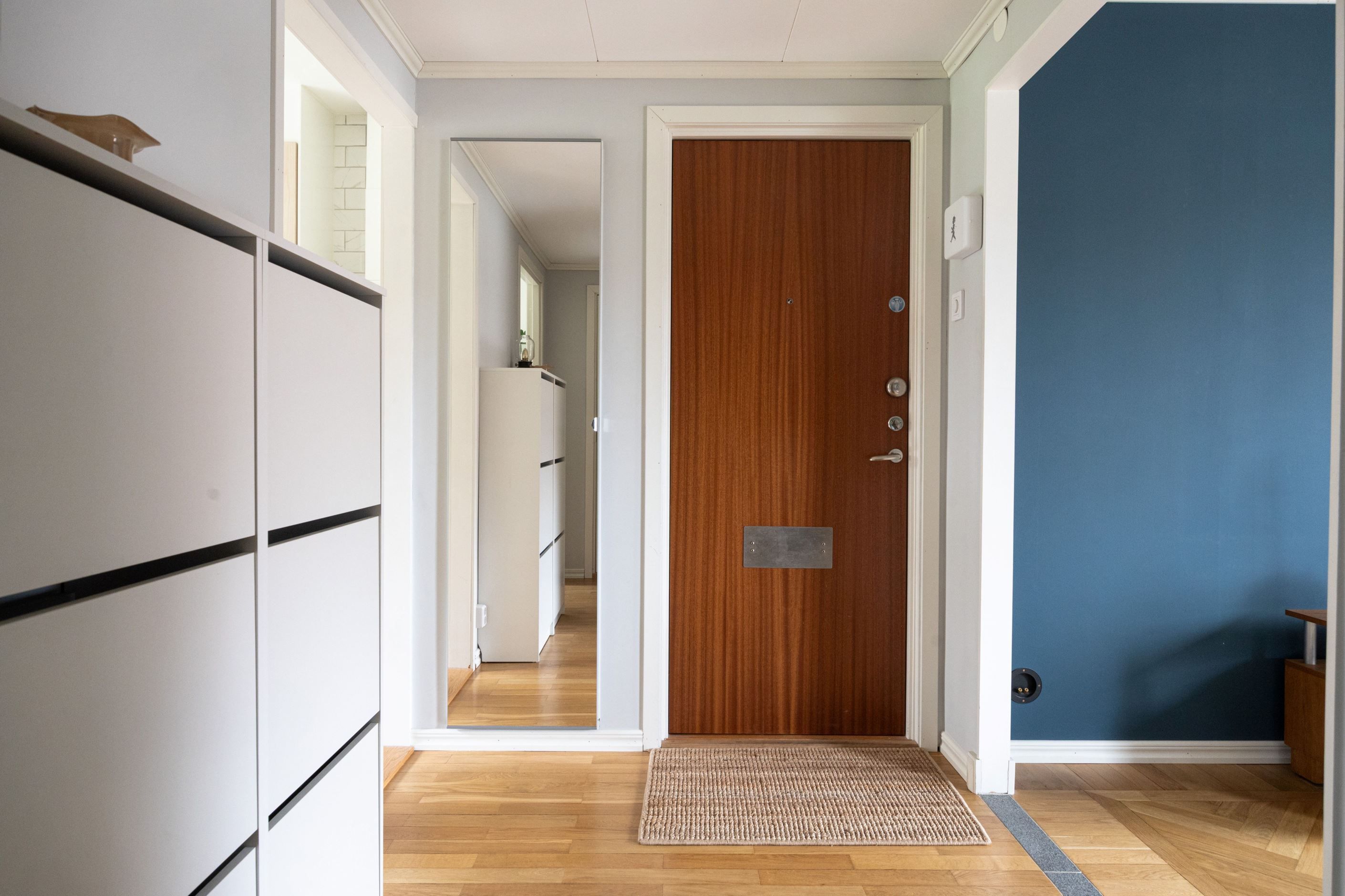 Ljus och välkomnande hall.