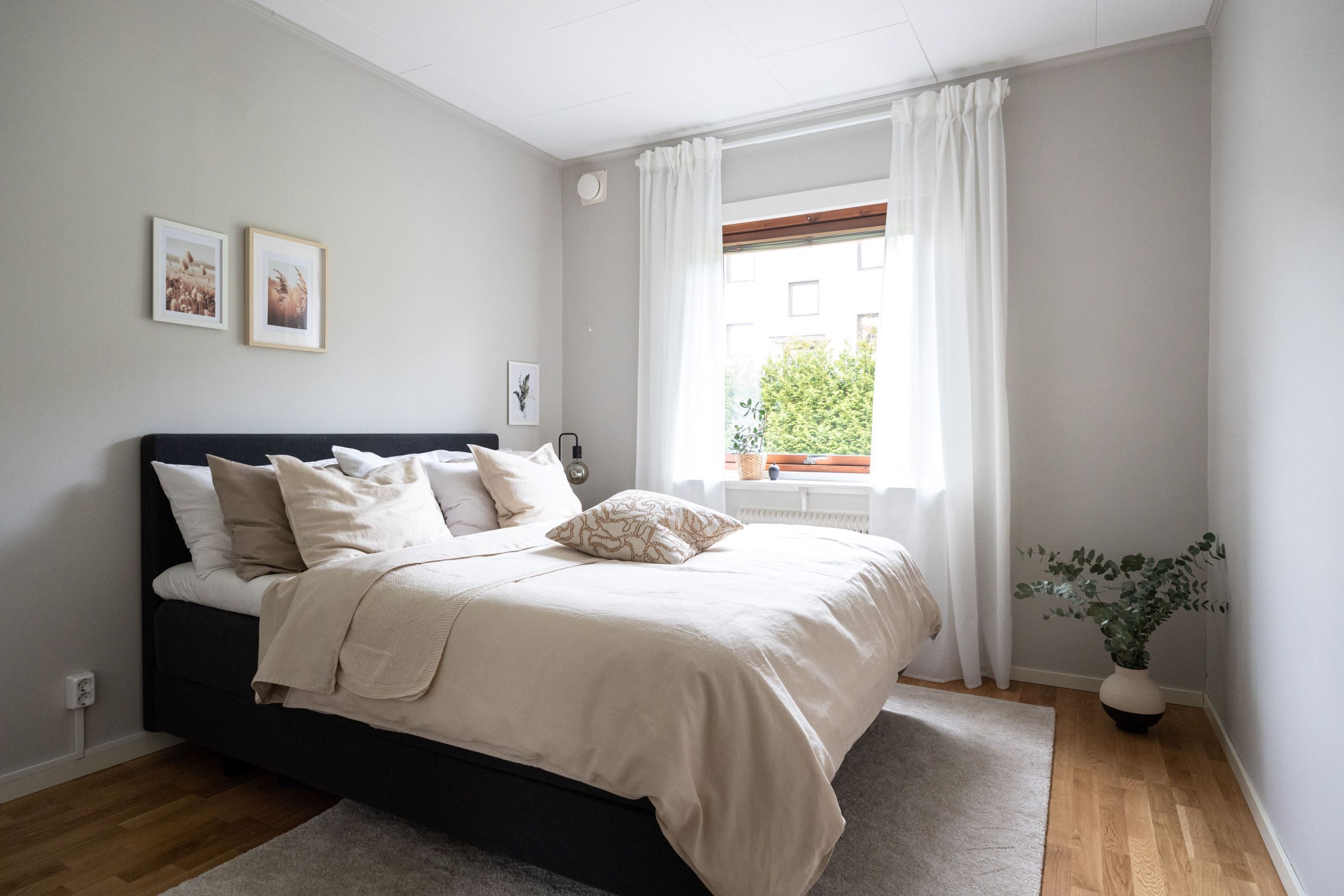 Inbjudande och härligt sovrum.