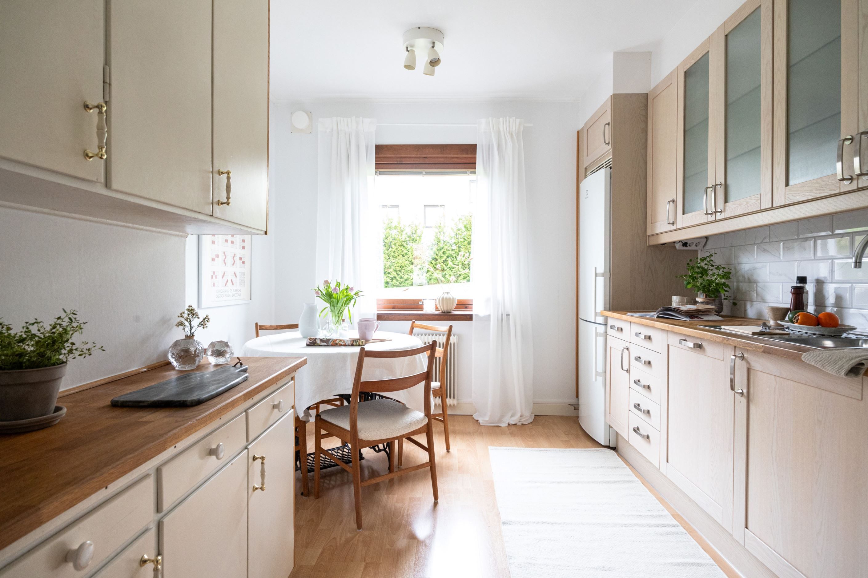 Kök med gott om arbets- och förvaringsyta.