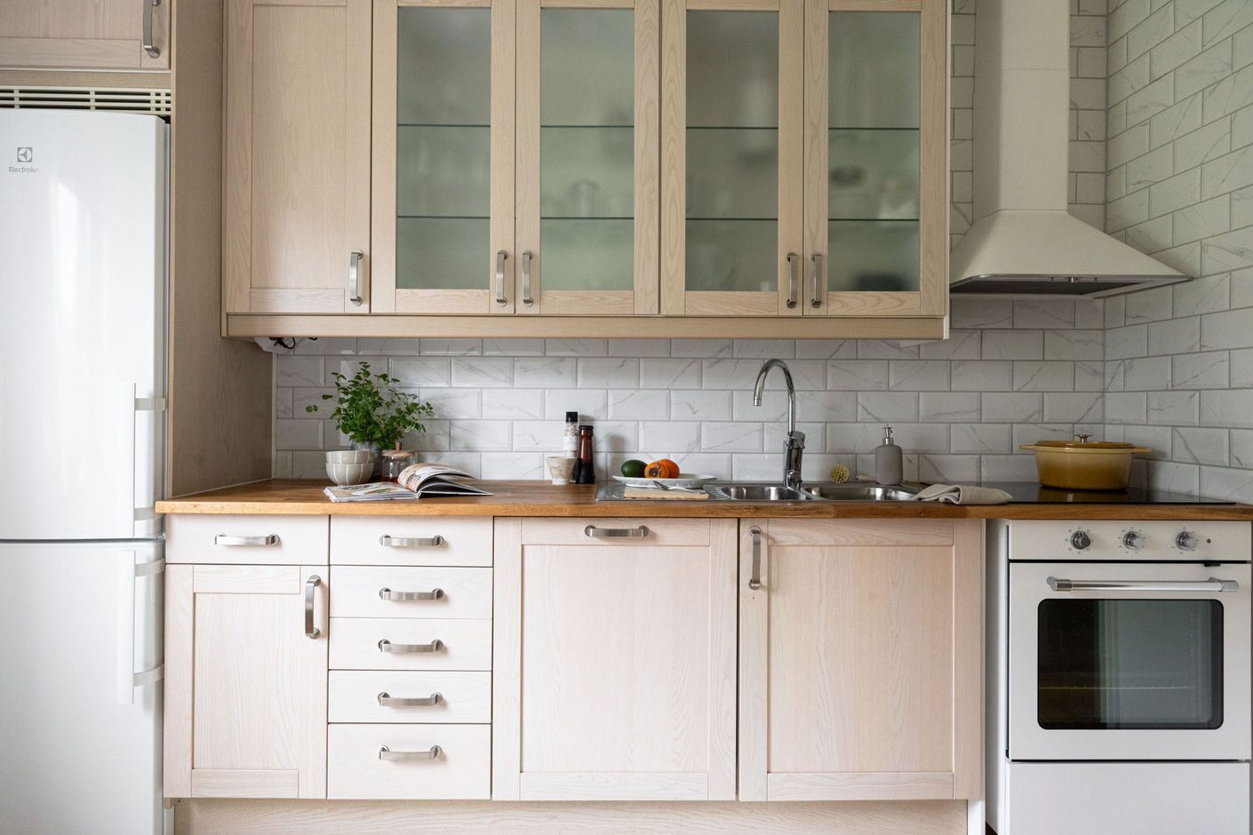 Köket går i ljusa toner, snyggt och fräscht.