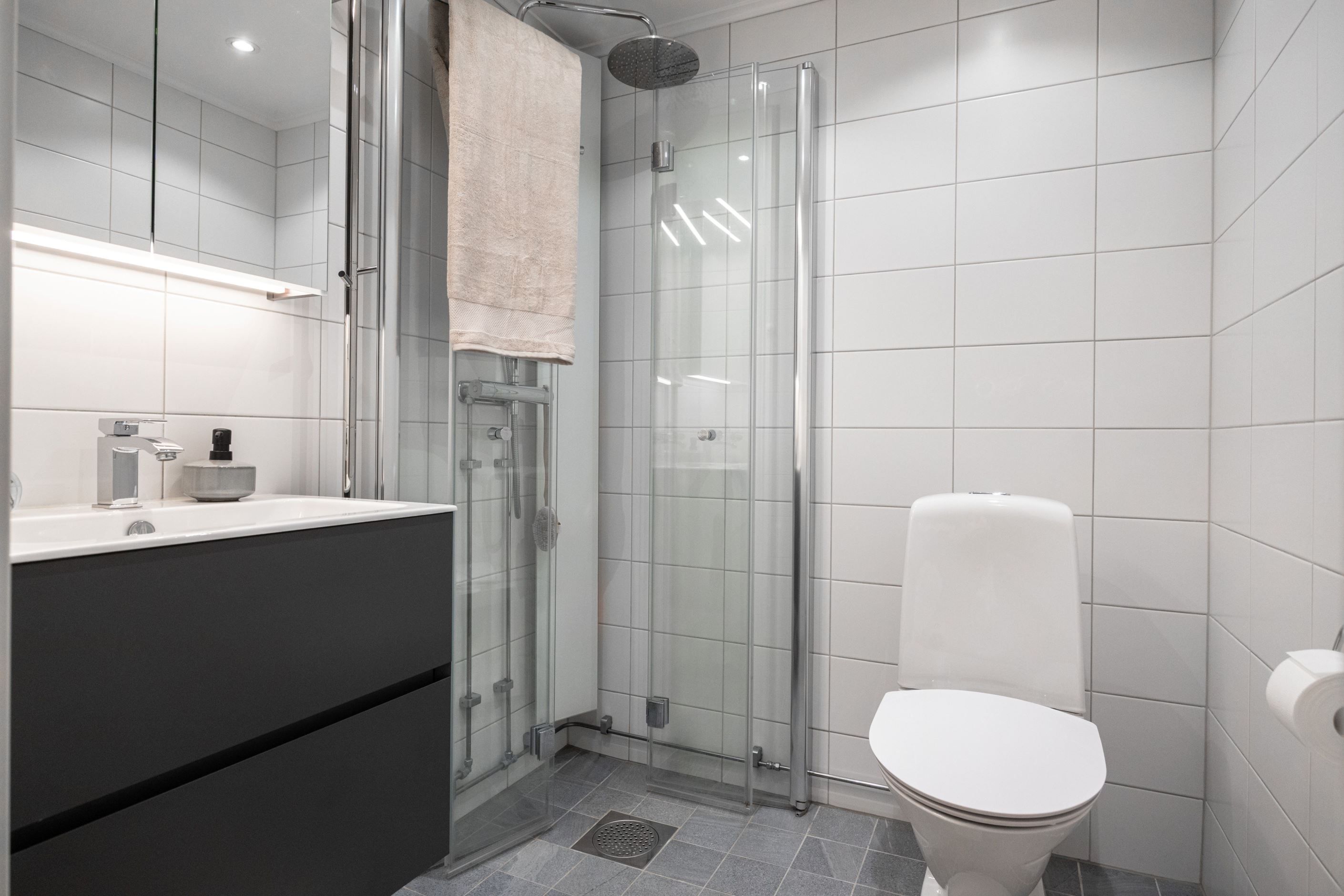 Helkaklat fräscht badrum.