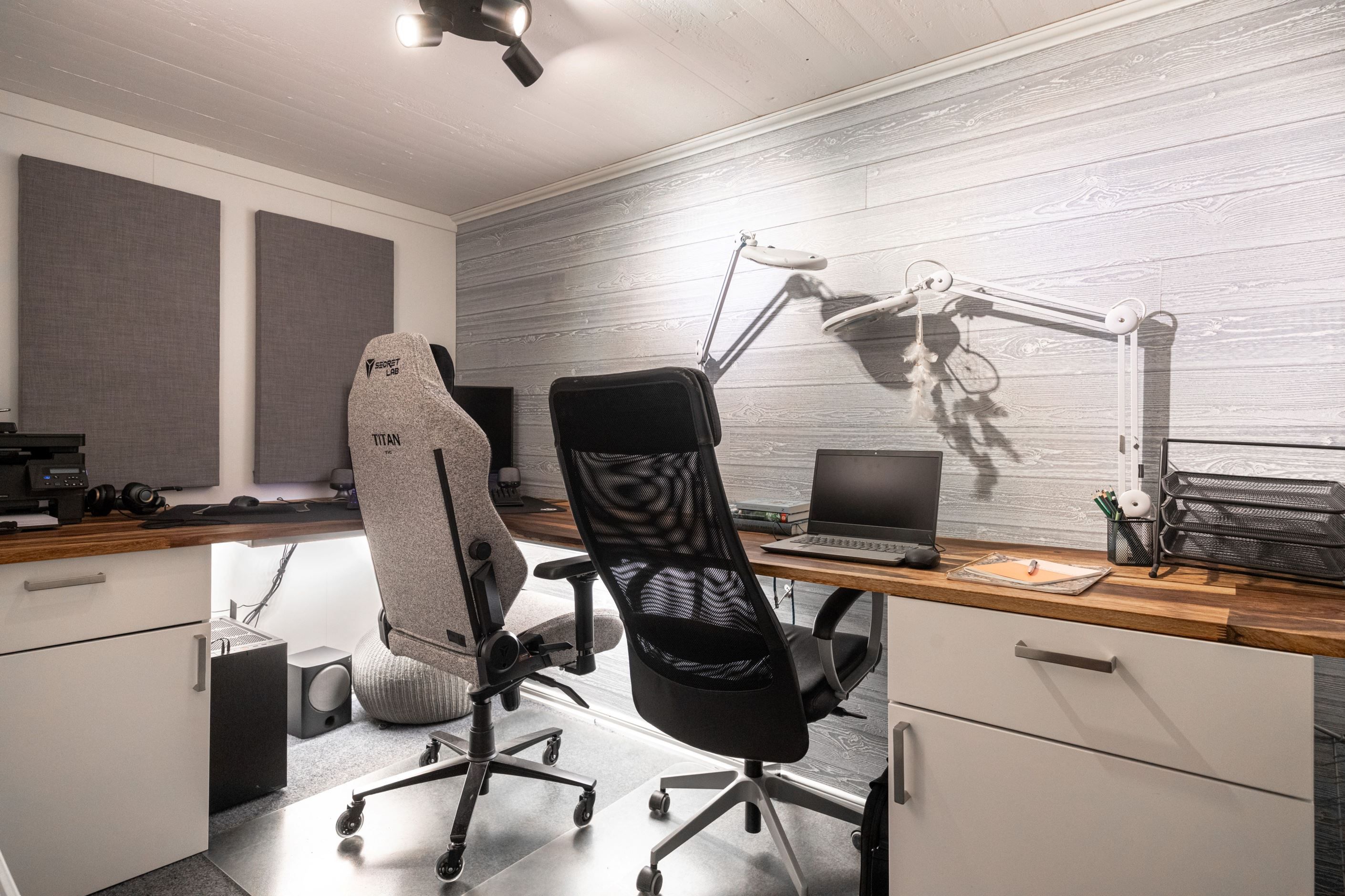 Förråd källare omgjort till arbetsplats.