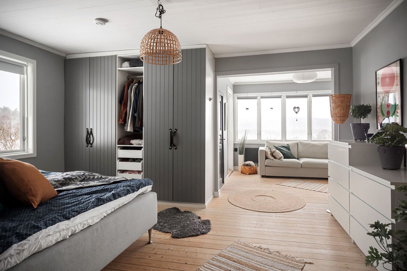 Master bedroom med eget privat allrum.