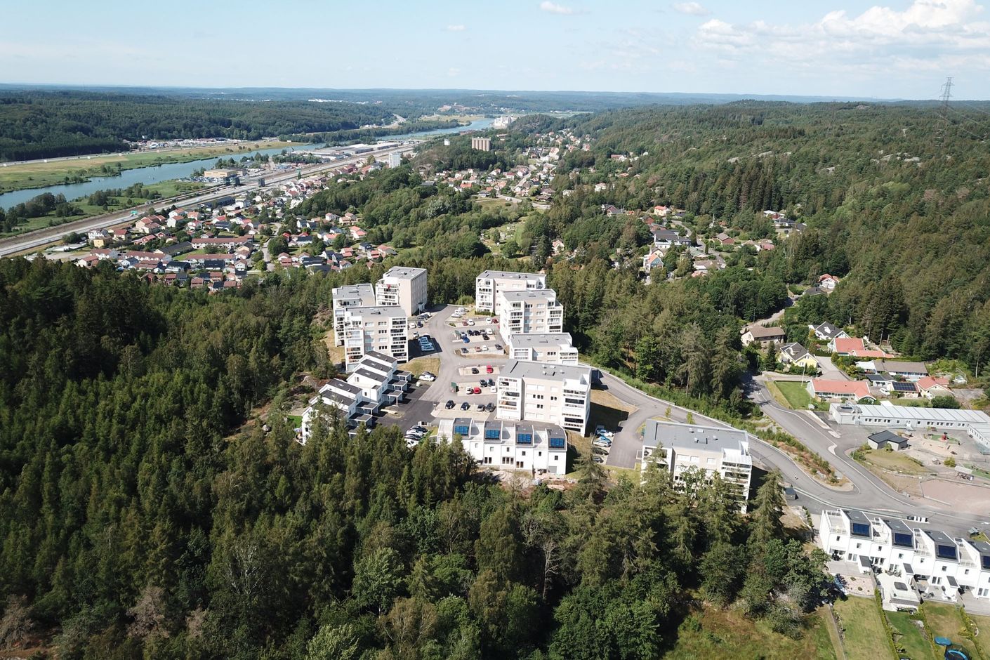 Green Village ligger inbäddat i grönska på höjden.