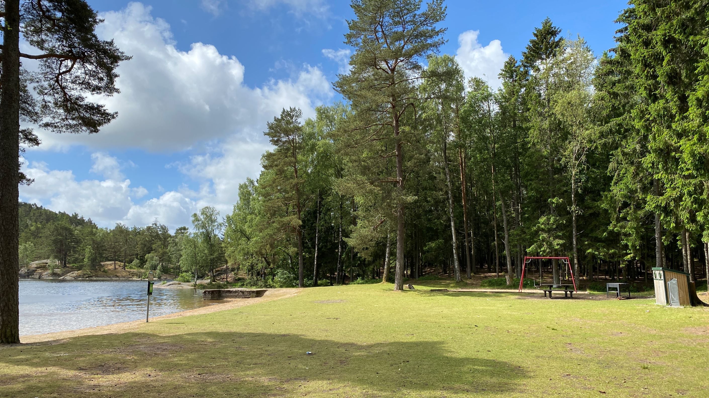 Stor gräsyta för spring och lek