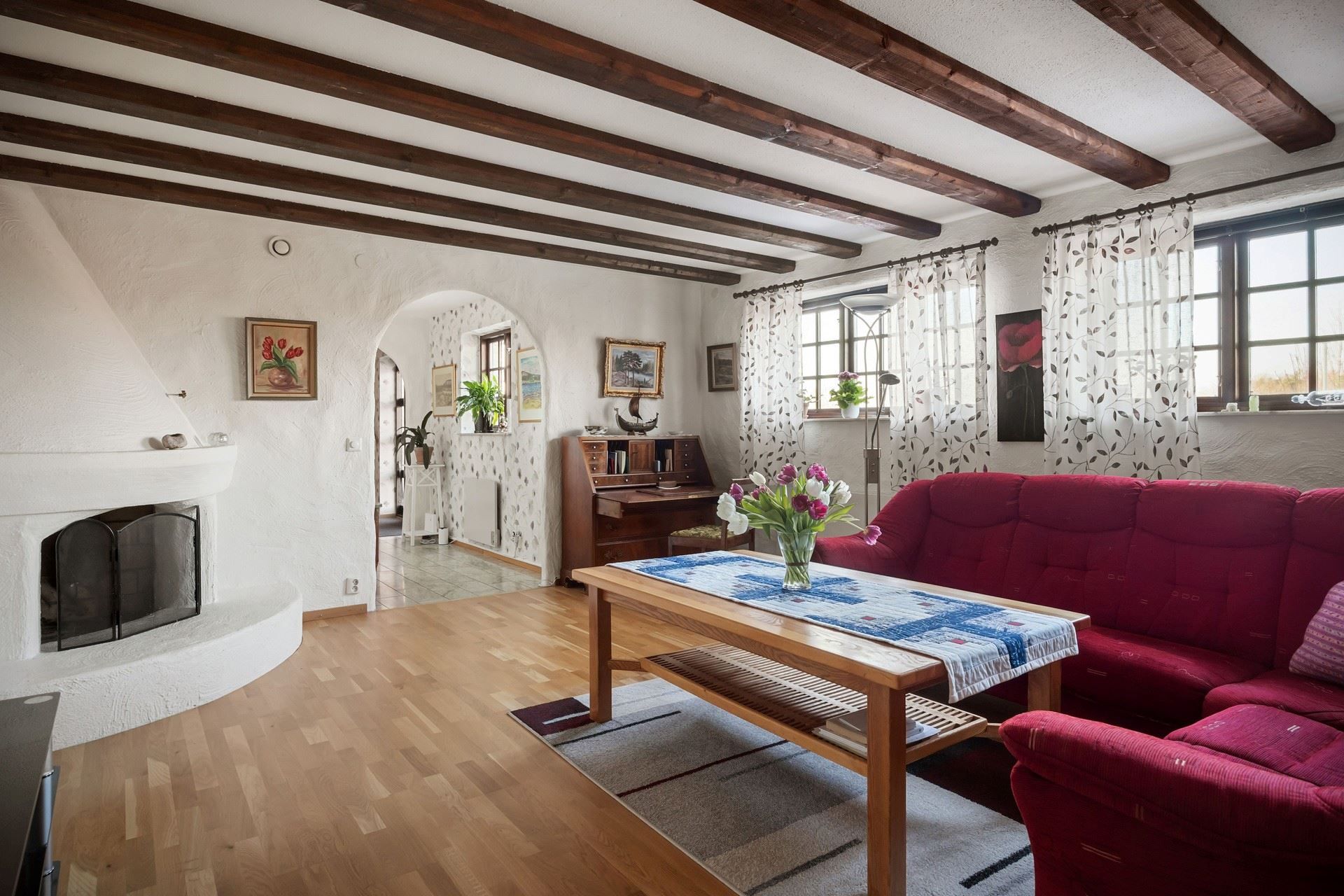 Gillestuga entréplan med öppen spis.