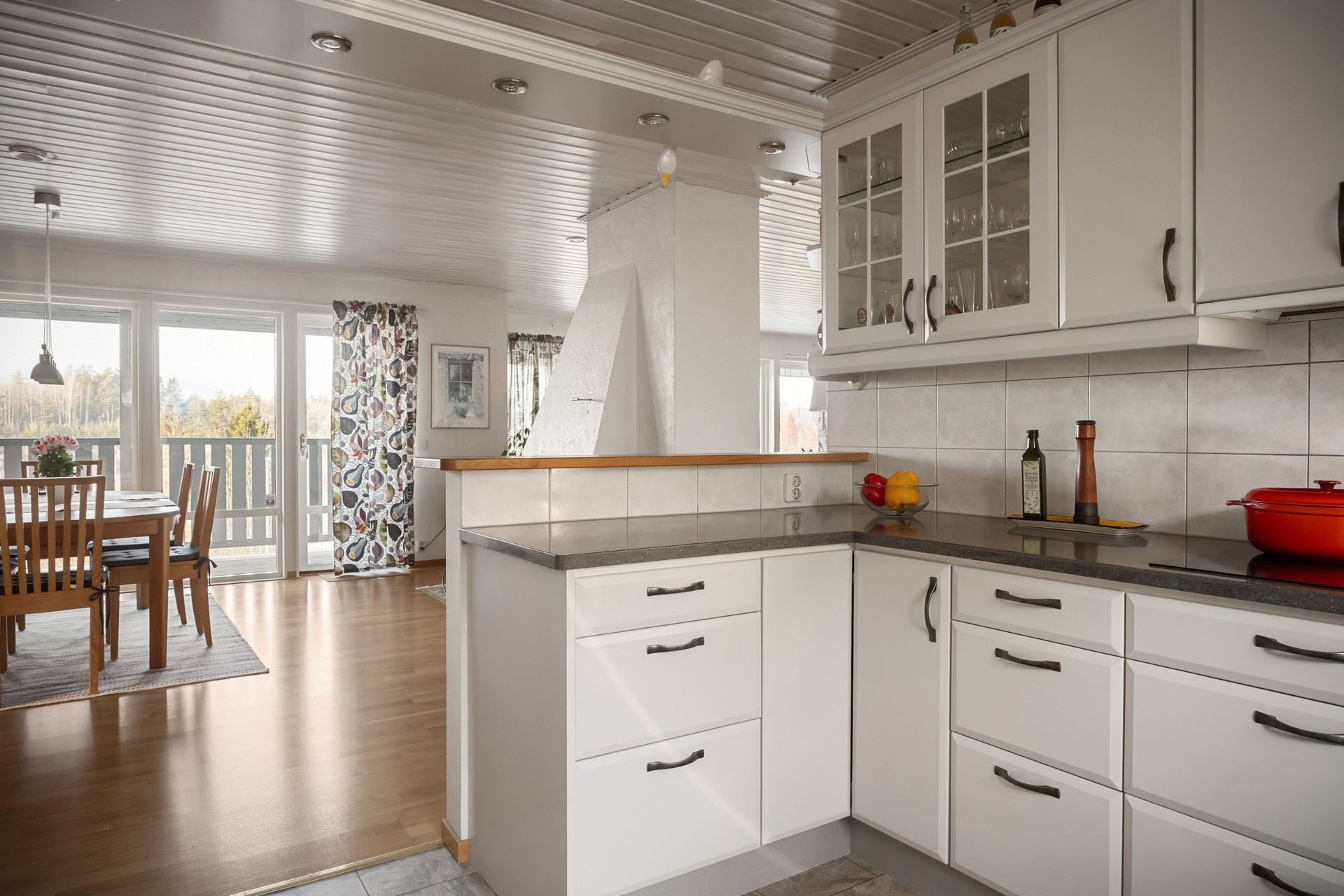Vy från kök mot matplats och balkong.