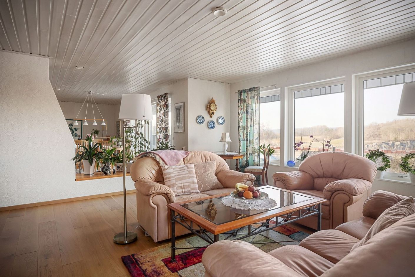 Stora fönsterpartier med härligt ljusinsläpp.