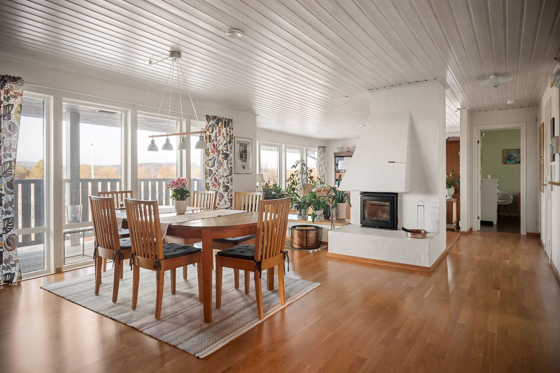 Öppet mellan vardagsrum och matplats.