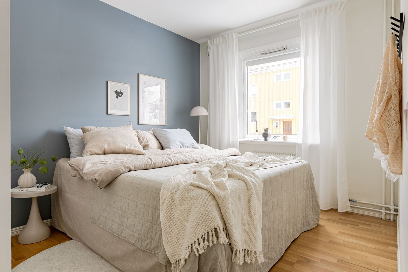 Inbjudande och harmoniskt sovrum.