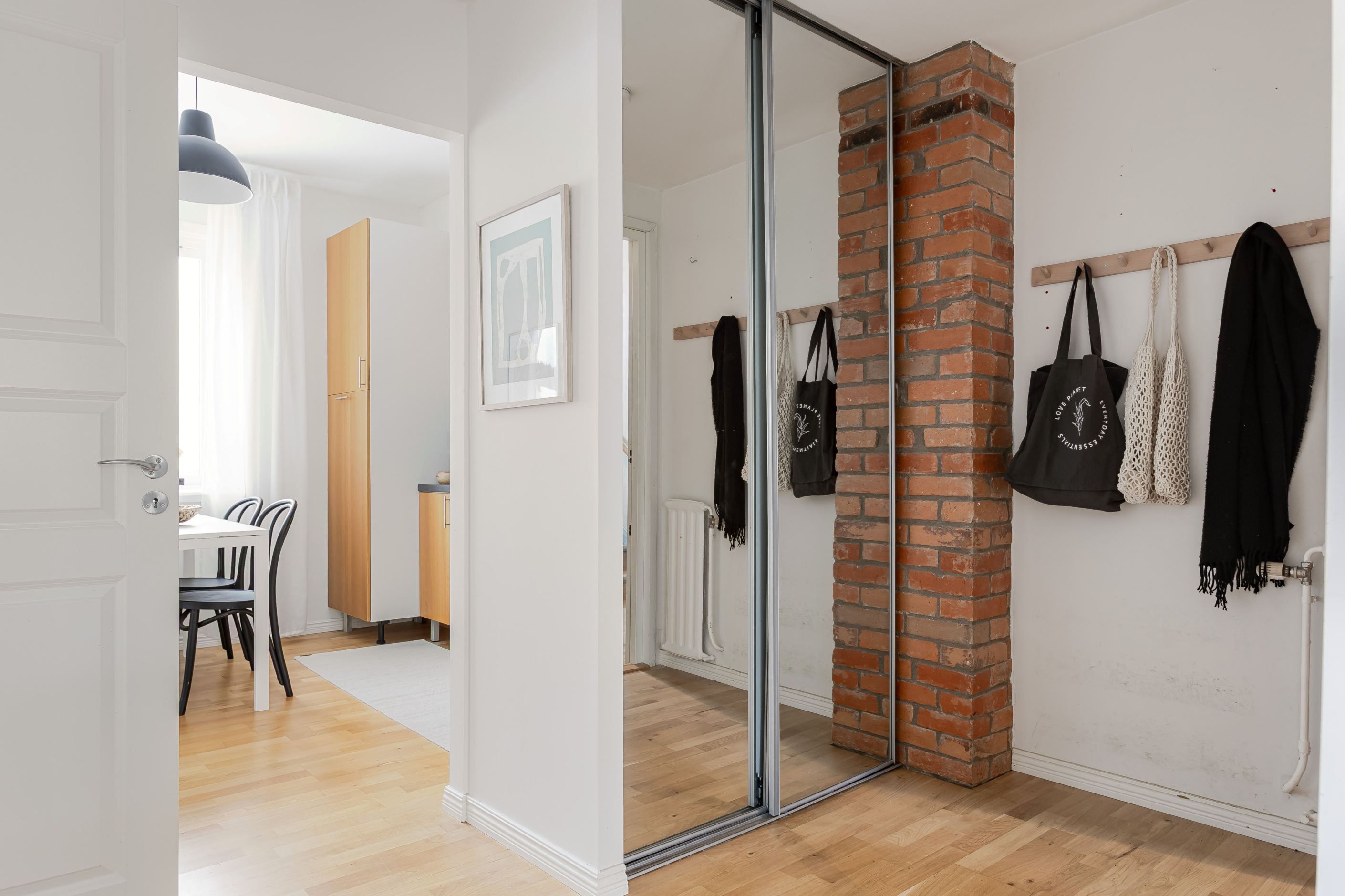 Vy från hall mot kök.