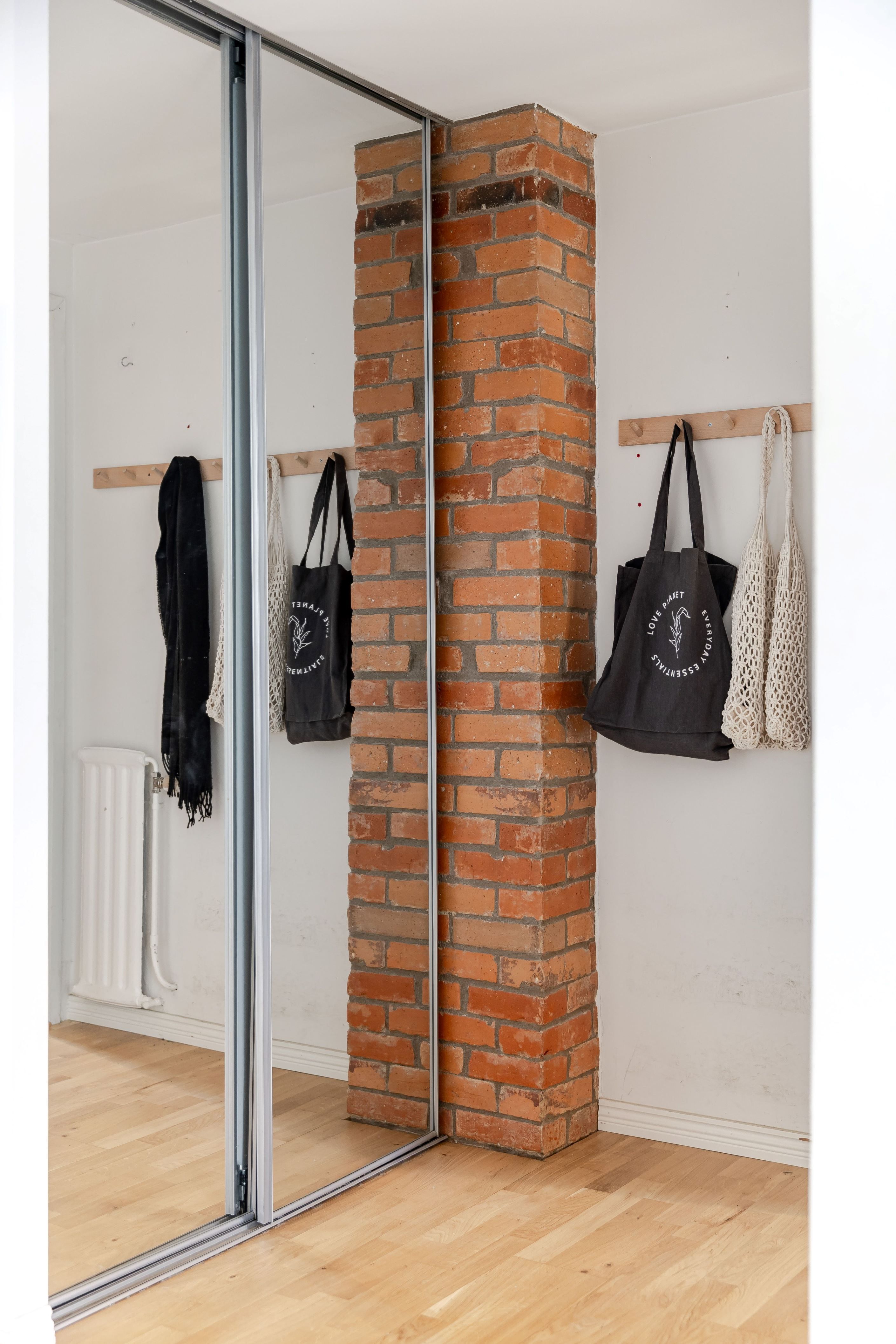 Välkomnade hall med skjutdörrsgarderob.