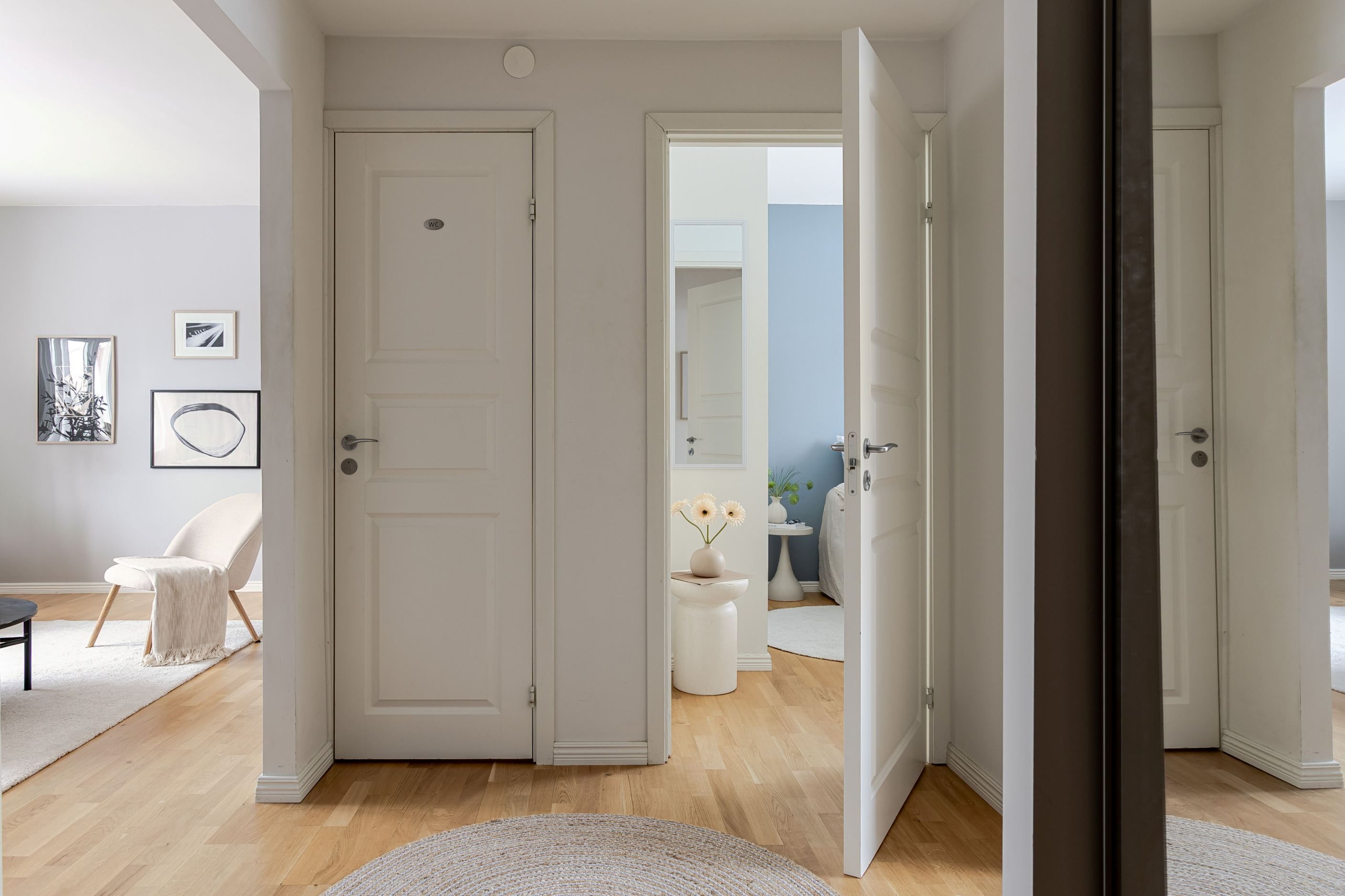 Vy från hall mot sovrum och vardagsrum.