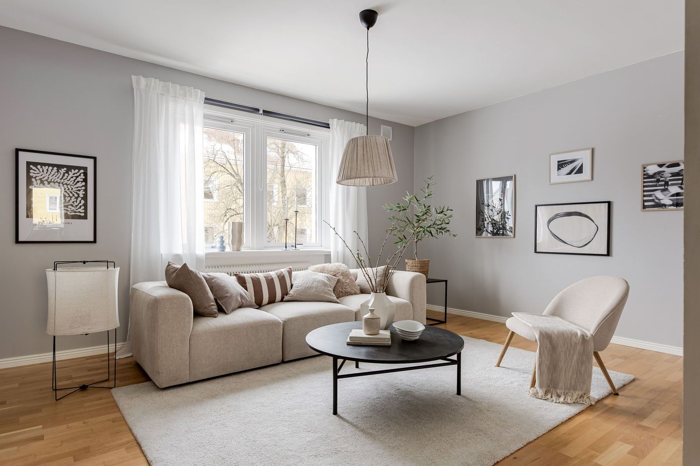 Ljust och fint vardagsrum.