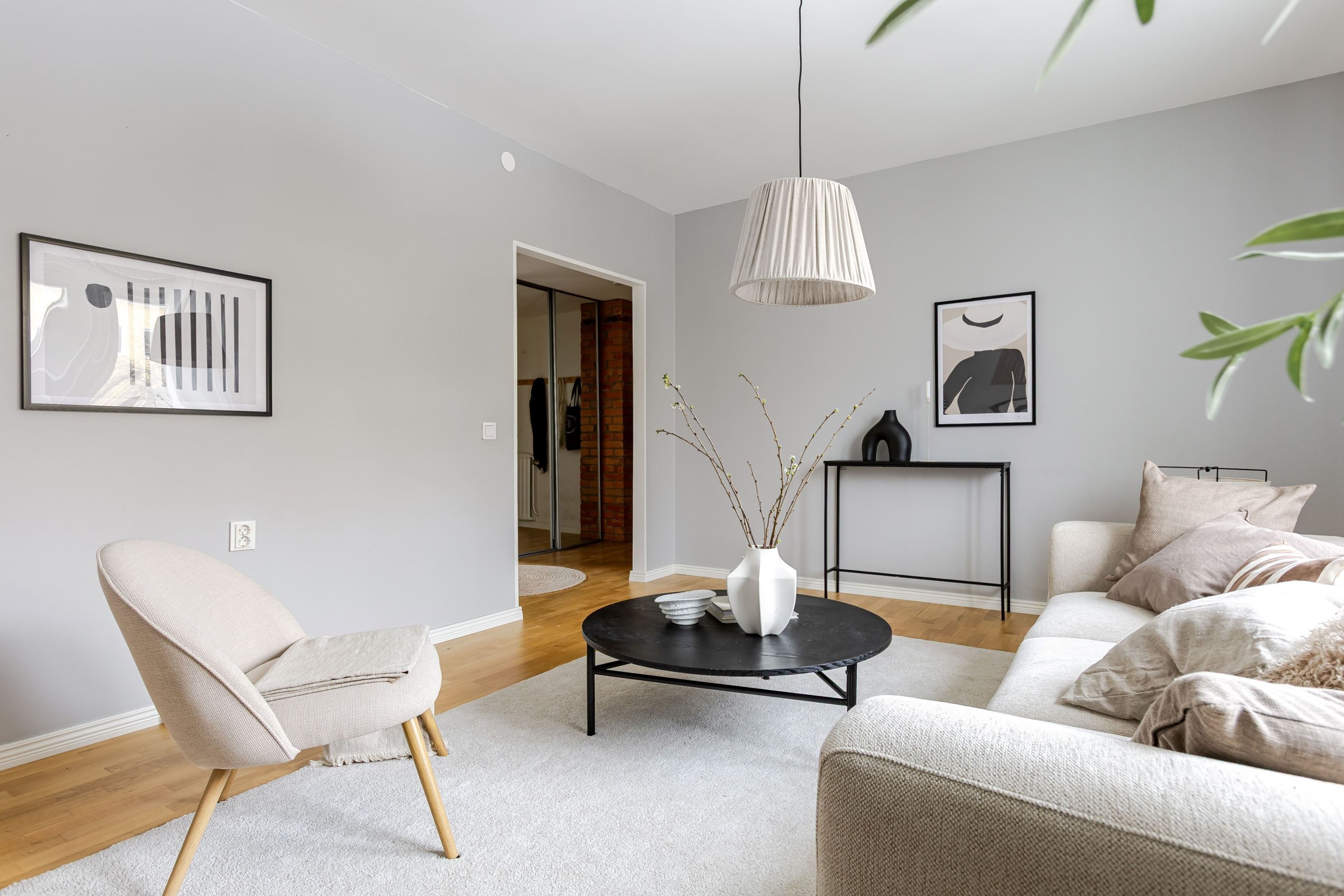 Vardagsrum med plats för den större soffgruppen