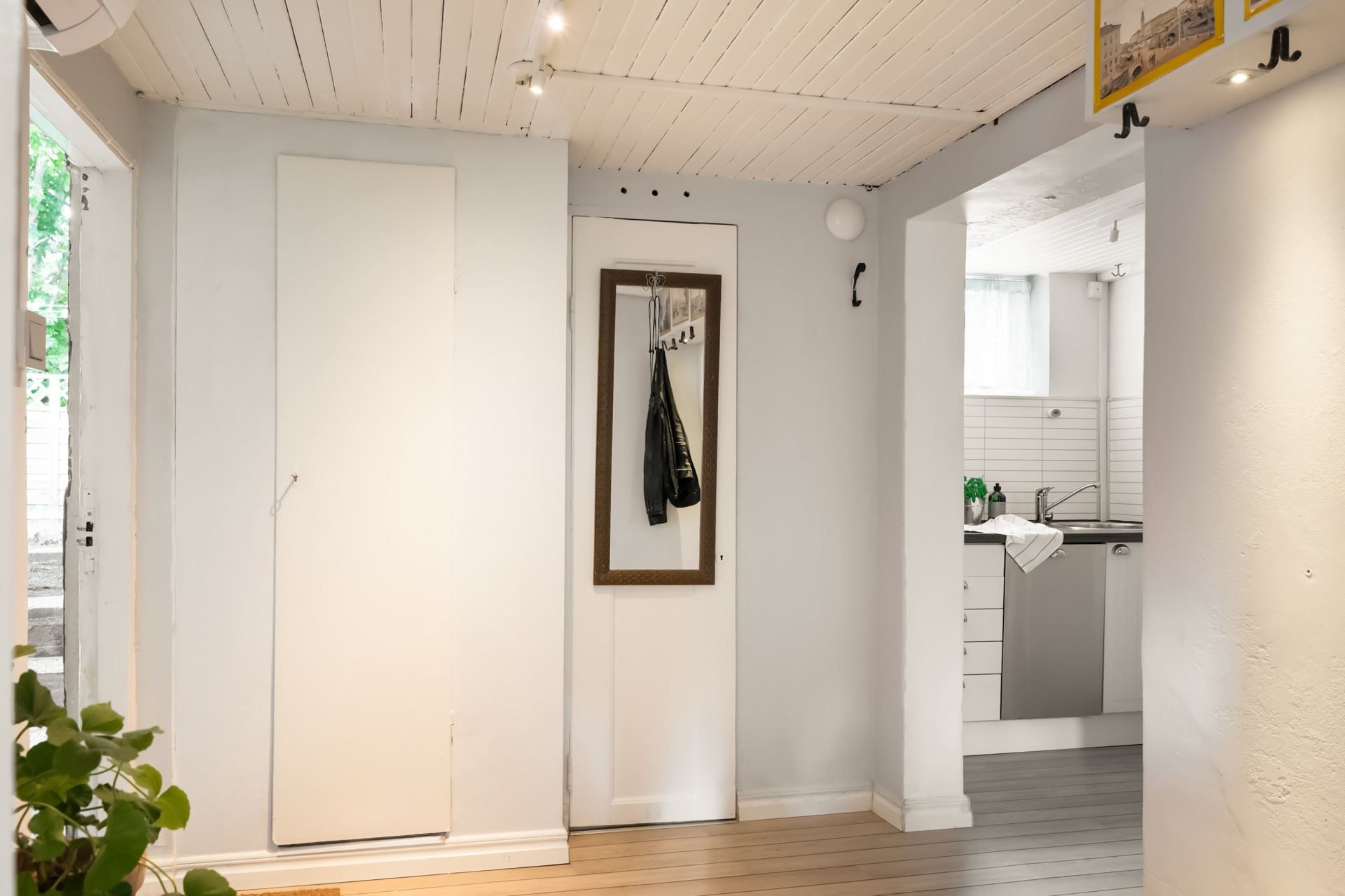 Välkomna ner till lägenheten i källarplan.