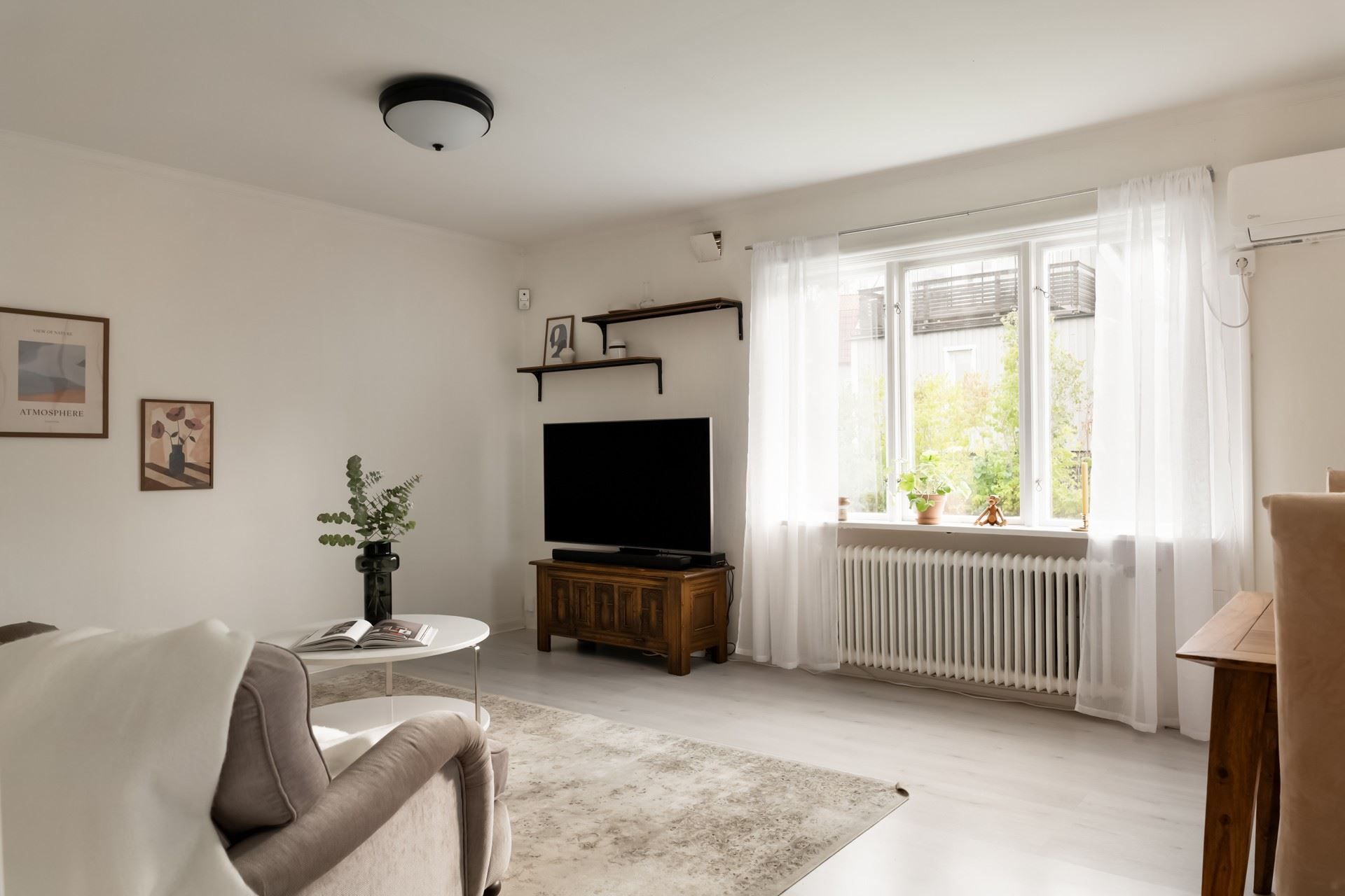 Ljust och fint vardagsrum.