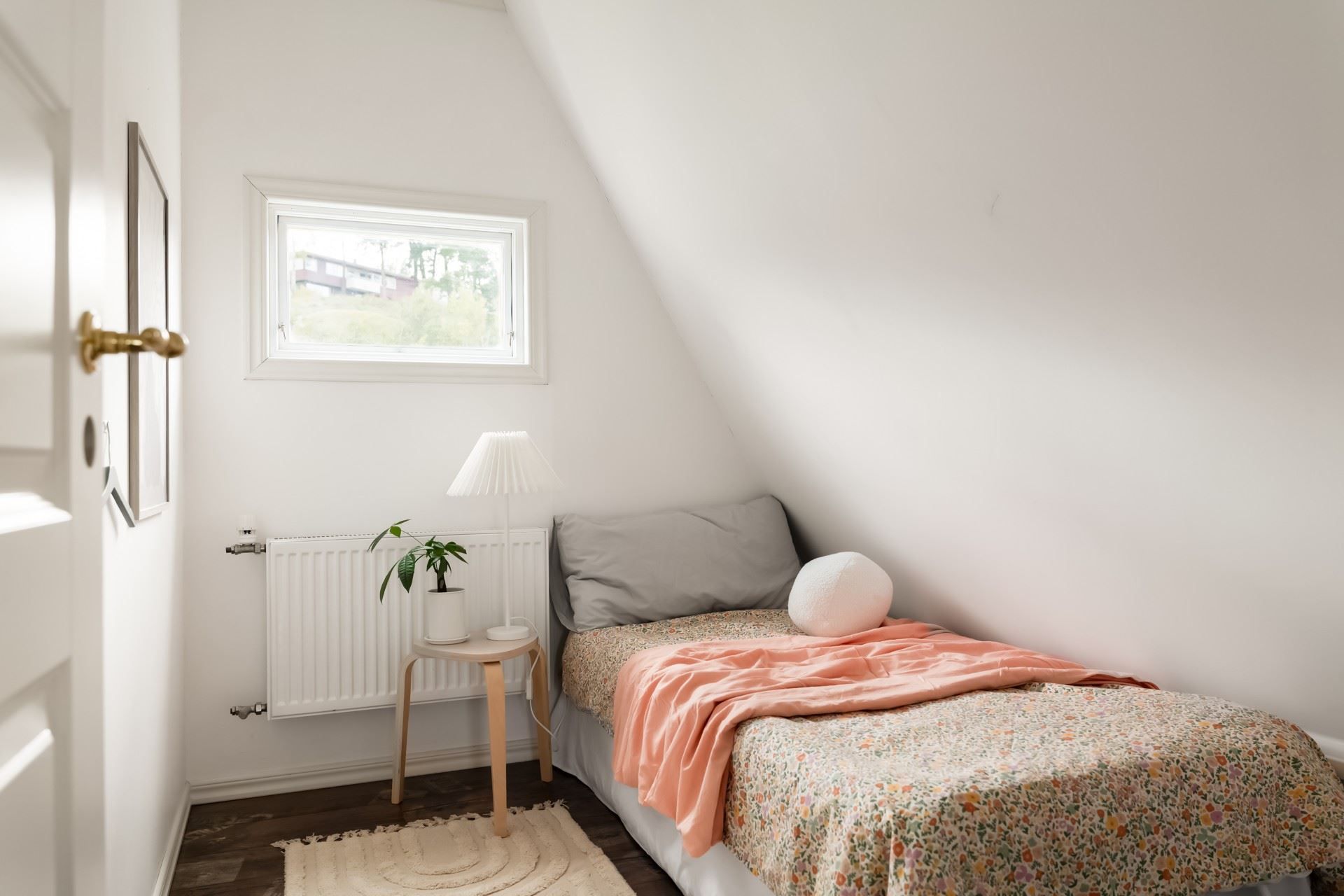 Mindre sovrum, perfekt även som hemma kontor eller walk-in closet.