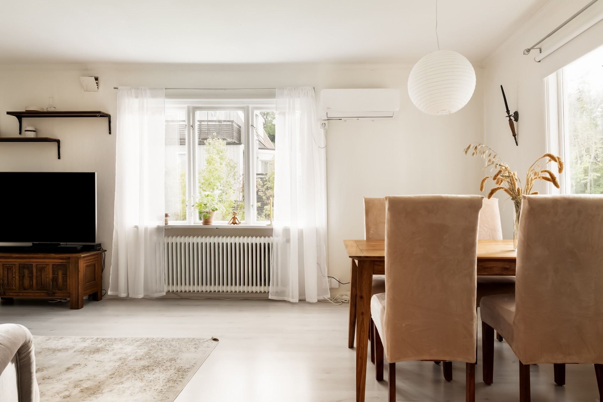 Vardagsrum med plats för matbord.