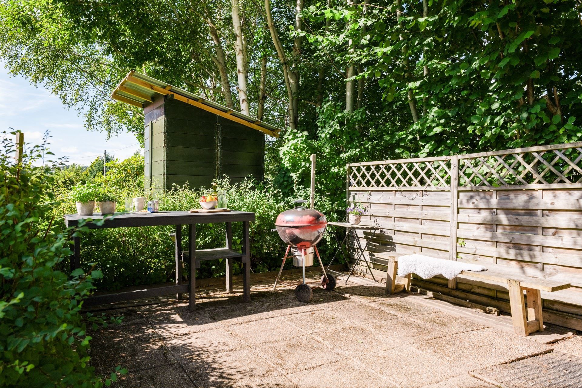 Härlig stenlagd uteplats.